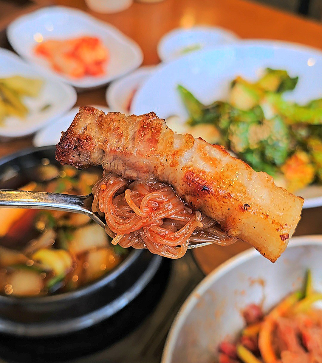 속초엑스포타워가 보이는 여행맛집이에요 - 아바이마을 맛집 굽탁 속초엑스포 본점