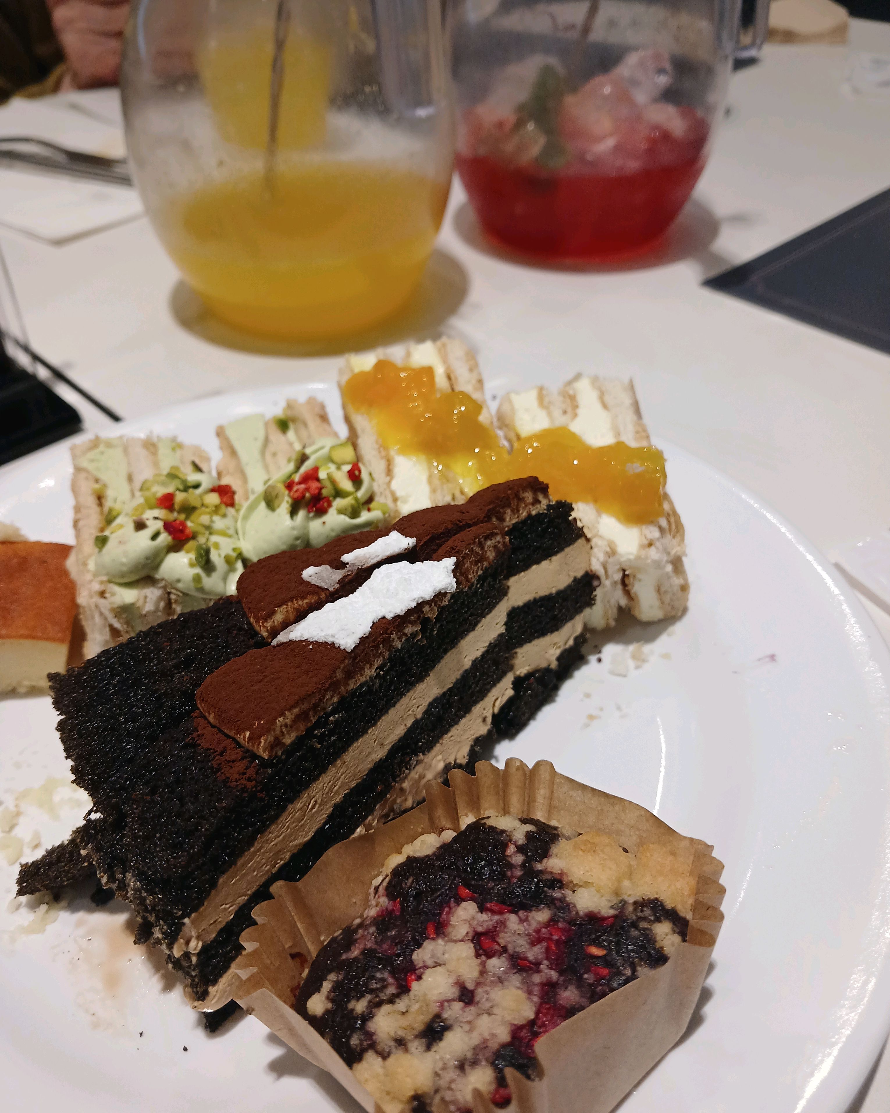 점점 손님이 많아져서 몇달전과 다르게 쾌적한 식사는 불가능해서 아쉽~ - 동대문 맛집 애슐리퀸즈 던던 동대문점