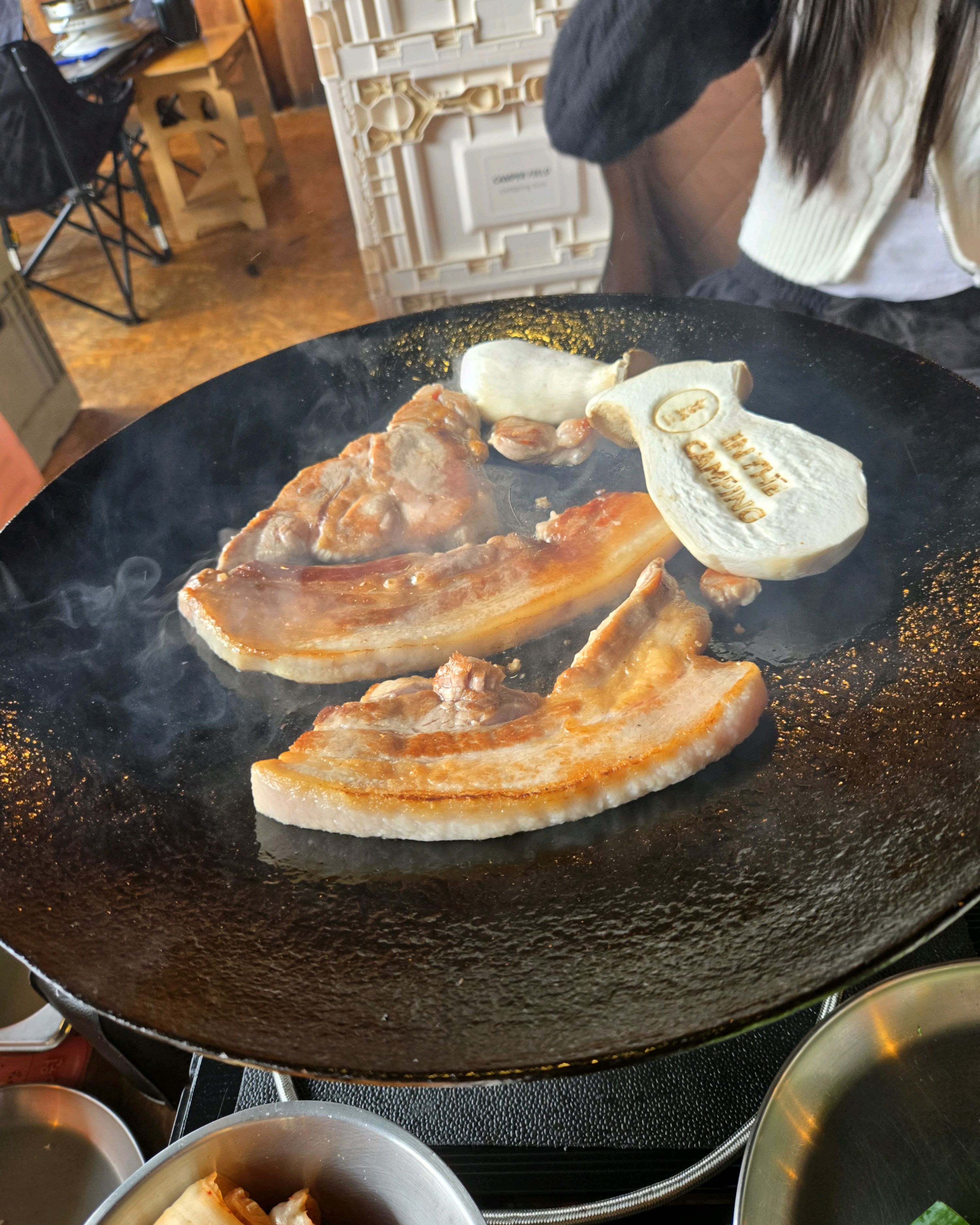 캠핑 분위기 낭낭하고 가마솥에 구워서 먹는 고기는 진리~~ 고기 굽는 냄새에 홀랑 넘어가버