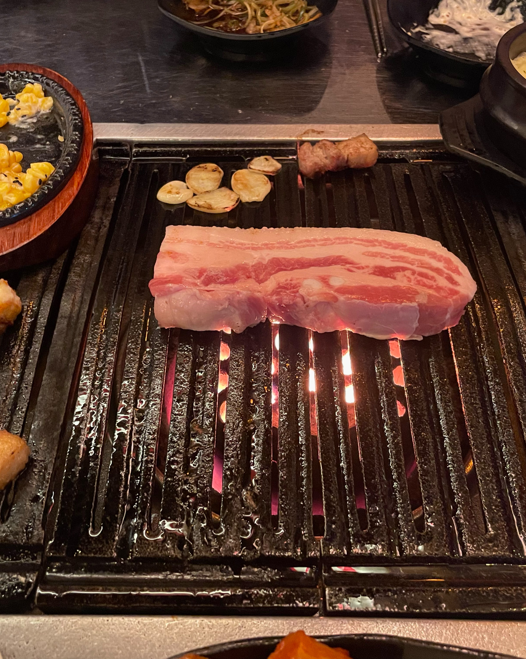 불당동 노을 연탄구이에서 연탄불에 구운 두툼한 삼겹살을 맛있게 즐겼어요. - 불당동 맛집 노을연탄구이 불당직영점