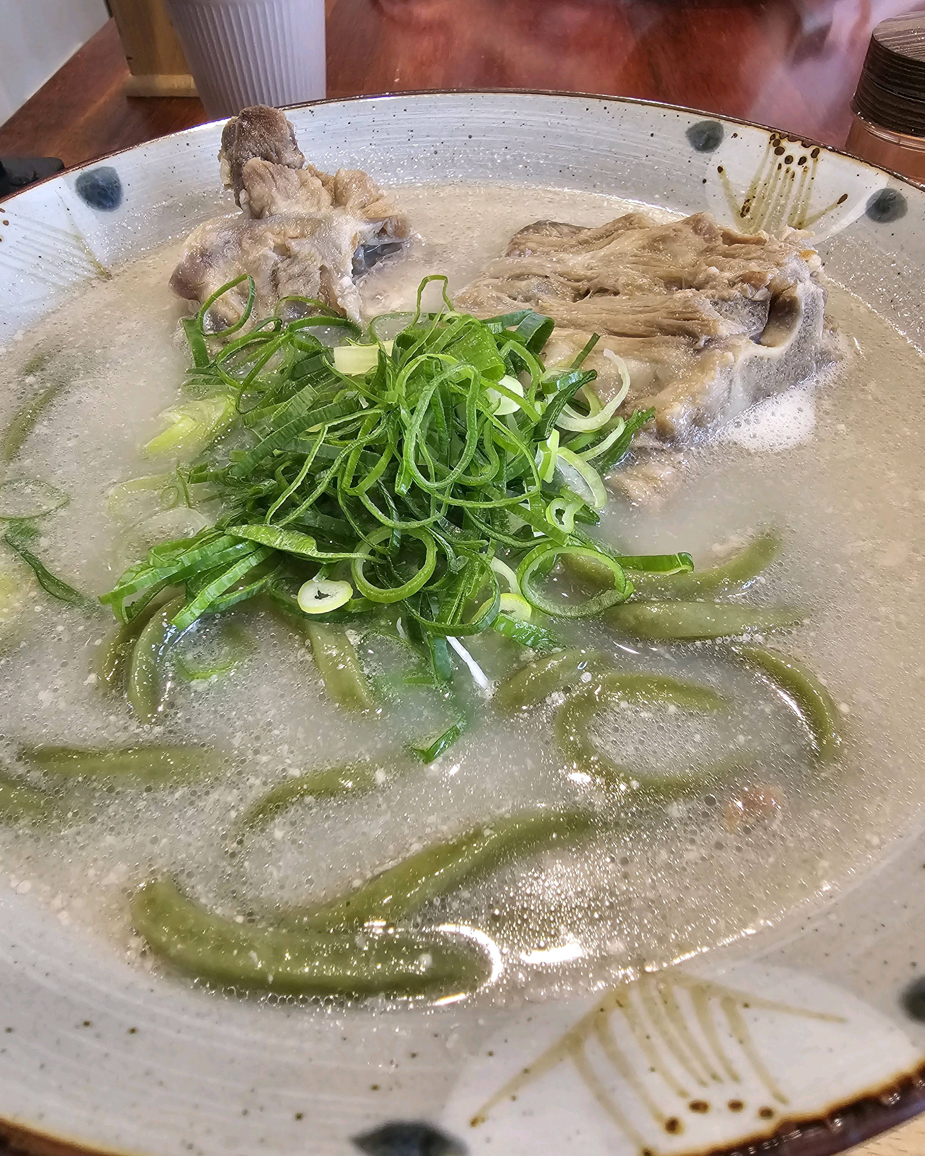 주차하기가 쉽지 않았지만, 음식은 맛있게 먹었습니다. 돼지목뼈와 갈비뼈 사이의 접짝뼈 우동