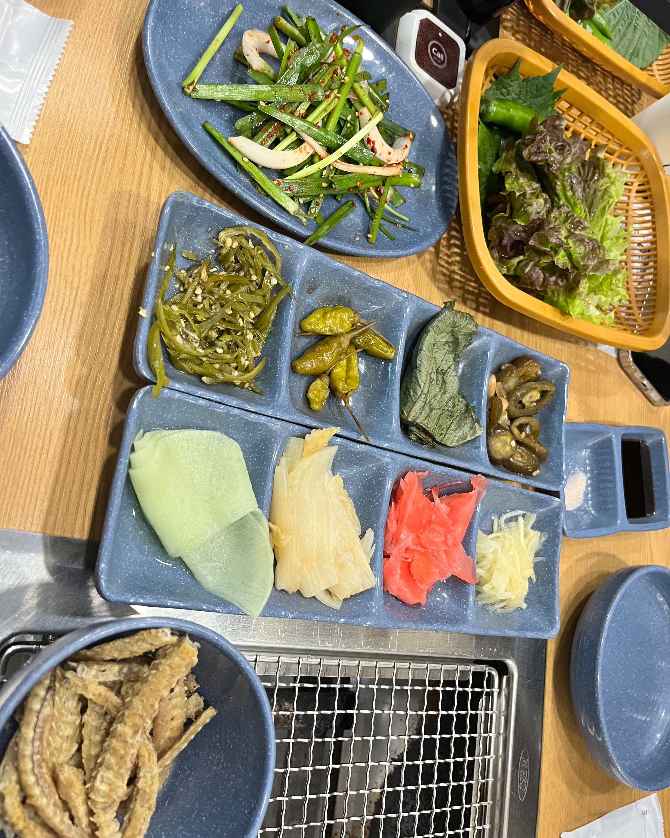 어버이날이라 가족외식 왔는데, 카네이션도 서비스로 주시고 장어도 맛있고 다른 밑반찬도 맛있