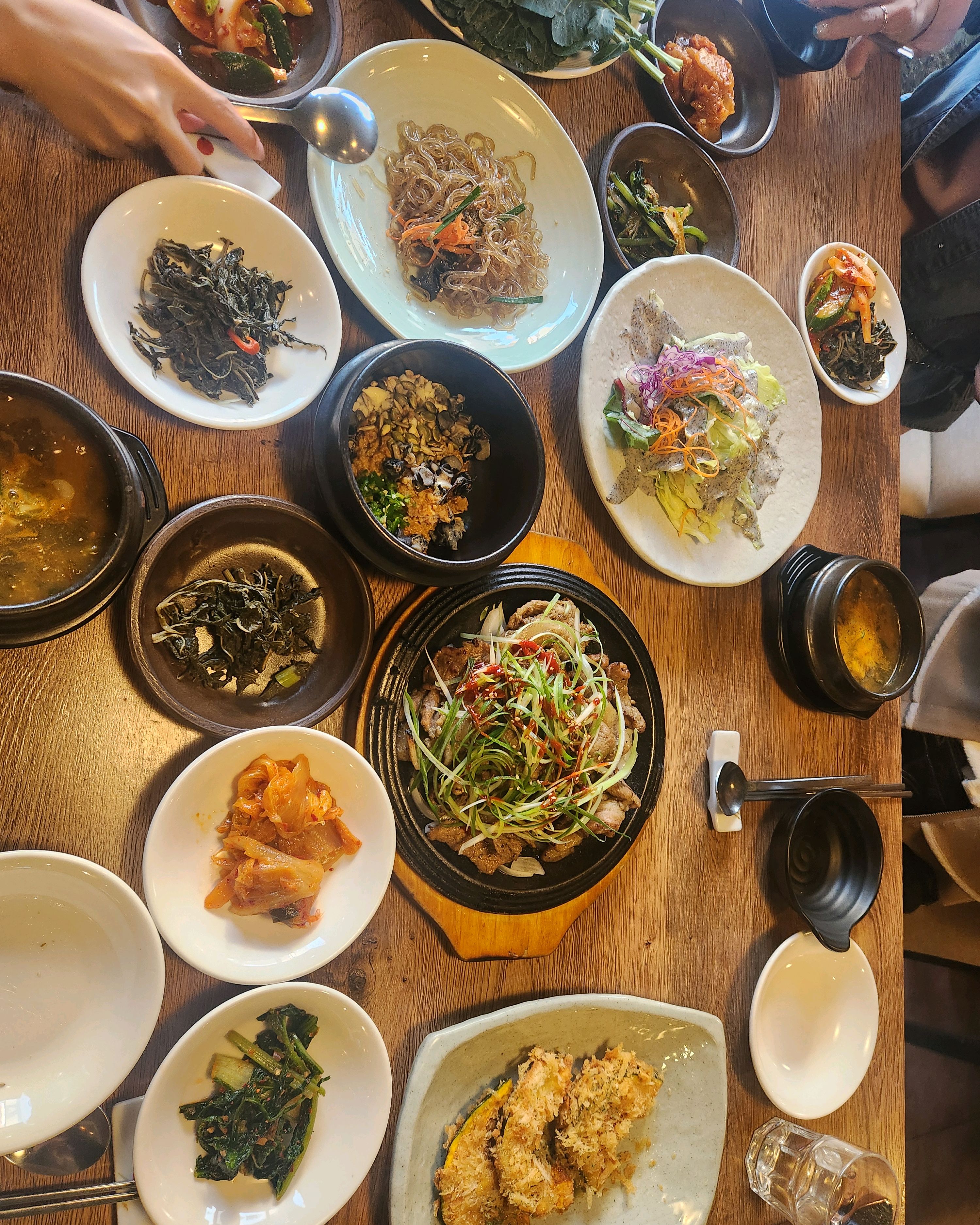 반찬들이 너무 맛있고 고기도 맛있어요 넓고 쾌적해요 전체적으로 맛있습니다👍 - 인천 맛집 부평직화구이쌈밥
