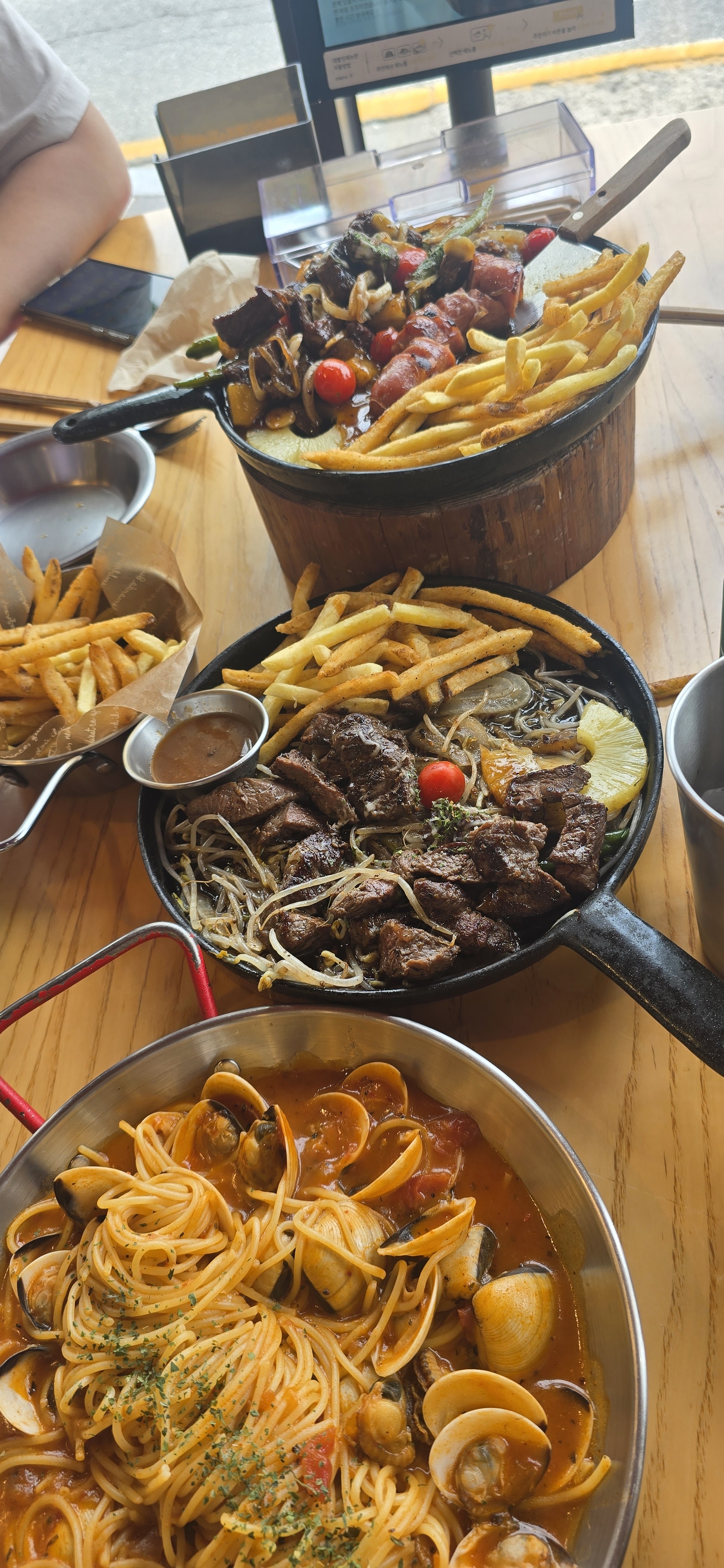 ^^ 음식 다 맛나요! 토마토파스타와 스테이크가 매콤..해서 아이 못먹인 것 빼고는!! 굳