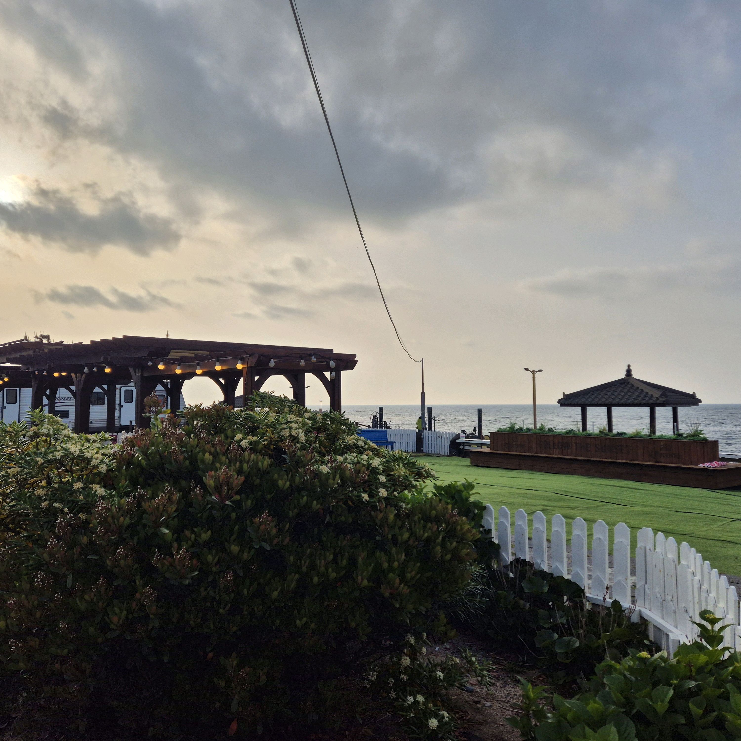 커클로 외도339와서 디카페인 500원 추가하고 흑돼지불고기포카치아 즐겨요 비오던 날씨가