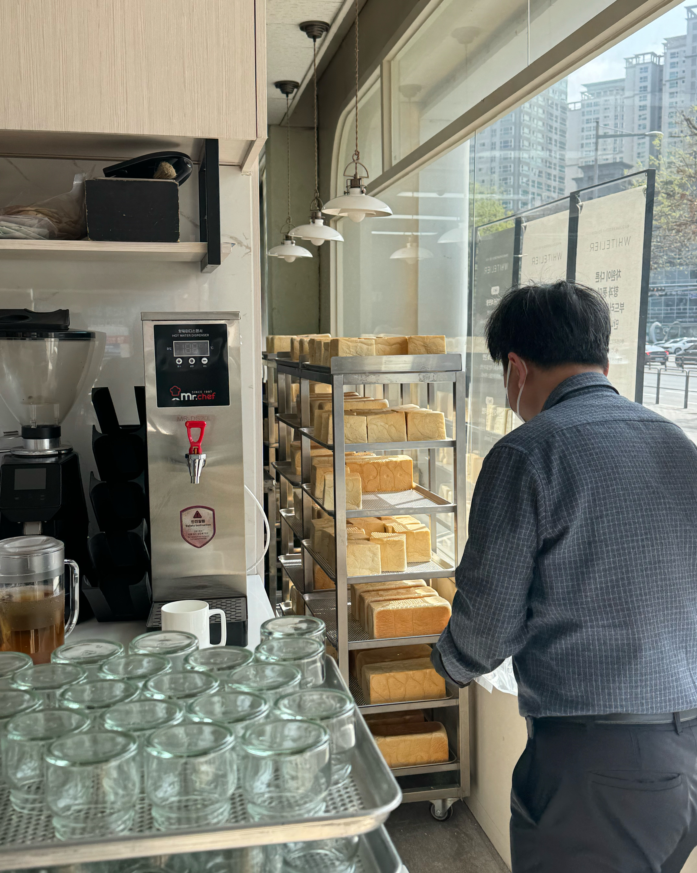 주말에 빵사러 오픈런 🍞🍞빵 나온지 얼마 안되면 컷팅안된대요 통식빵 오히려좋아 - 고속터미널 맛집 화이트리에 반포본점