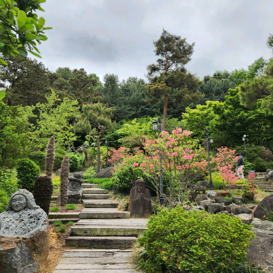 야외 산책로도 있고 뷰가 좋아요. 카페가 공간이 넓어서 좋은거 같아요. - 대전 맛집 더노은로
