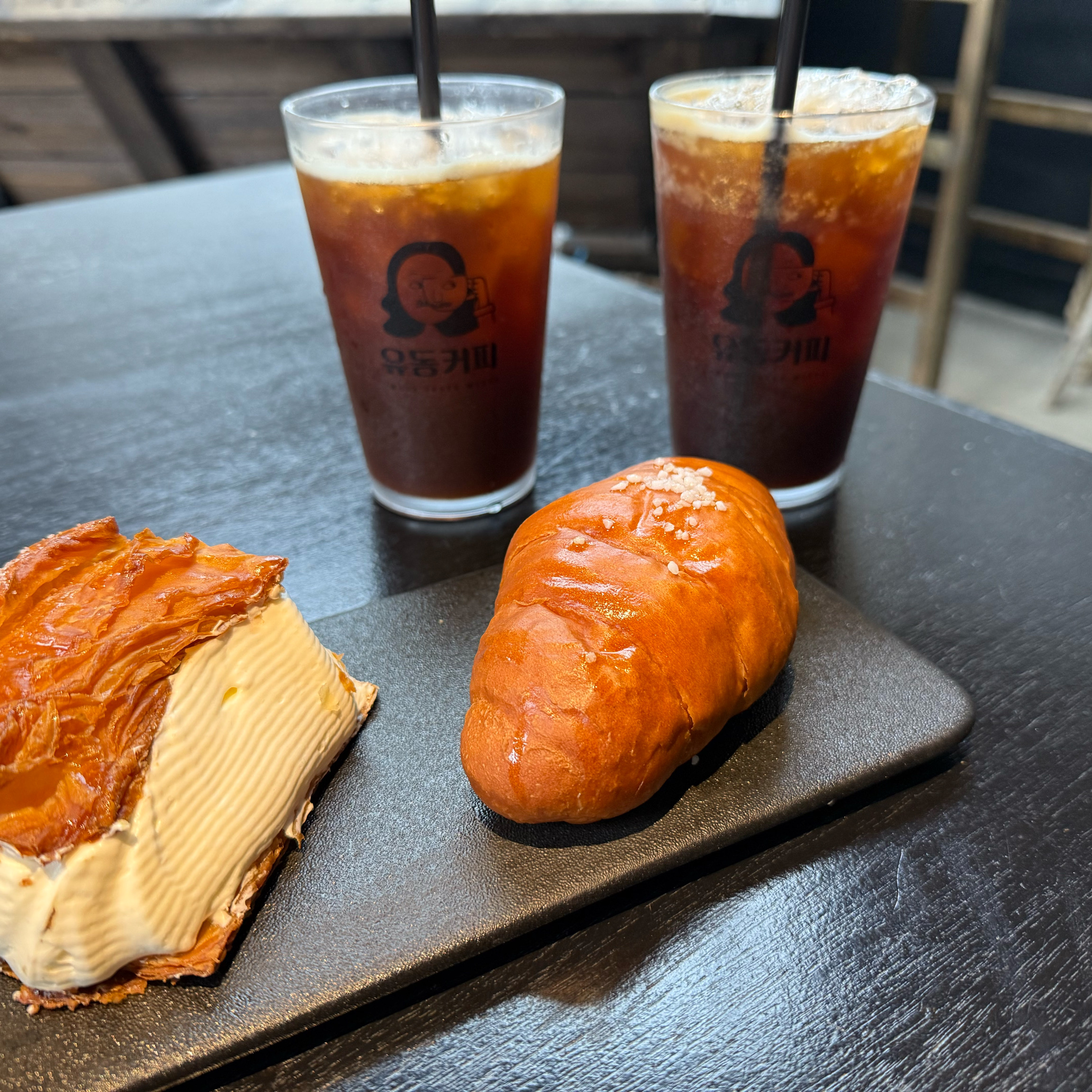 소금빵 버터가득 바삭바삭하고 우유크림패스츄리도 크림 완젼 맛있어요!! 커피랑 먹으면 더욱