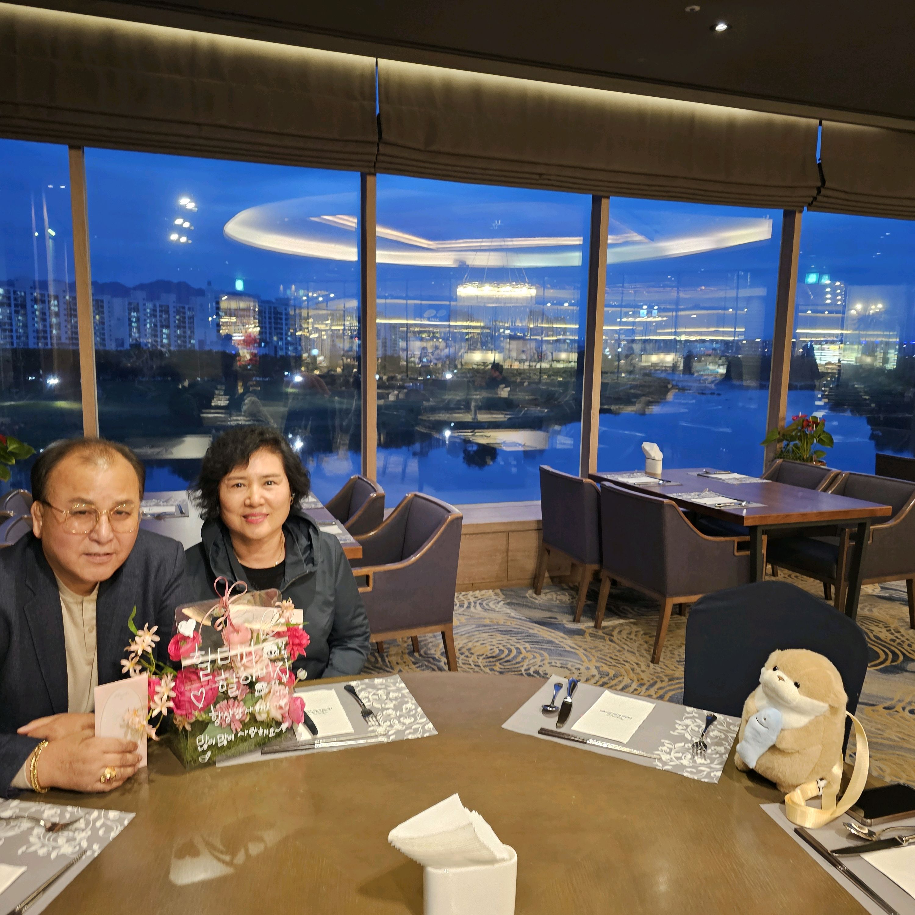 어버이날 맞이해 부모님과 함께 오랜만에 갔는데 저번보다 더 세련되어진거같아 맘에 들어요 - 대구 맛집 더뷔페 앳 인터불고