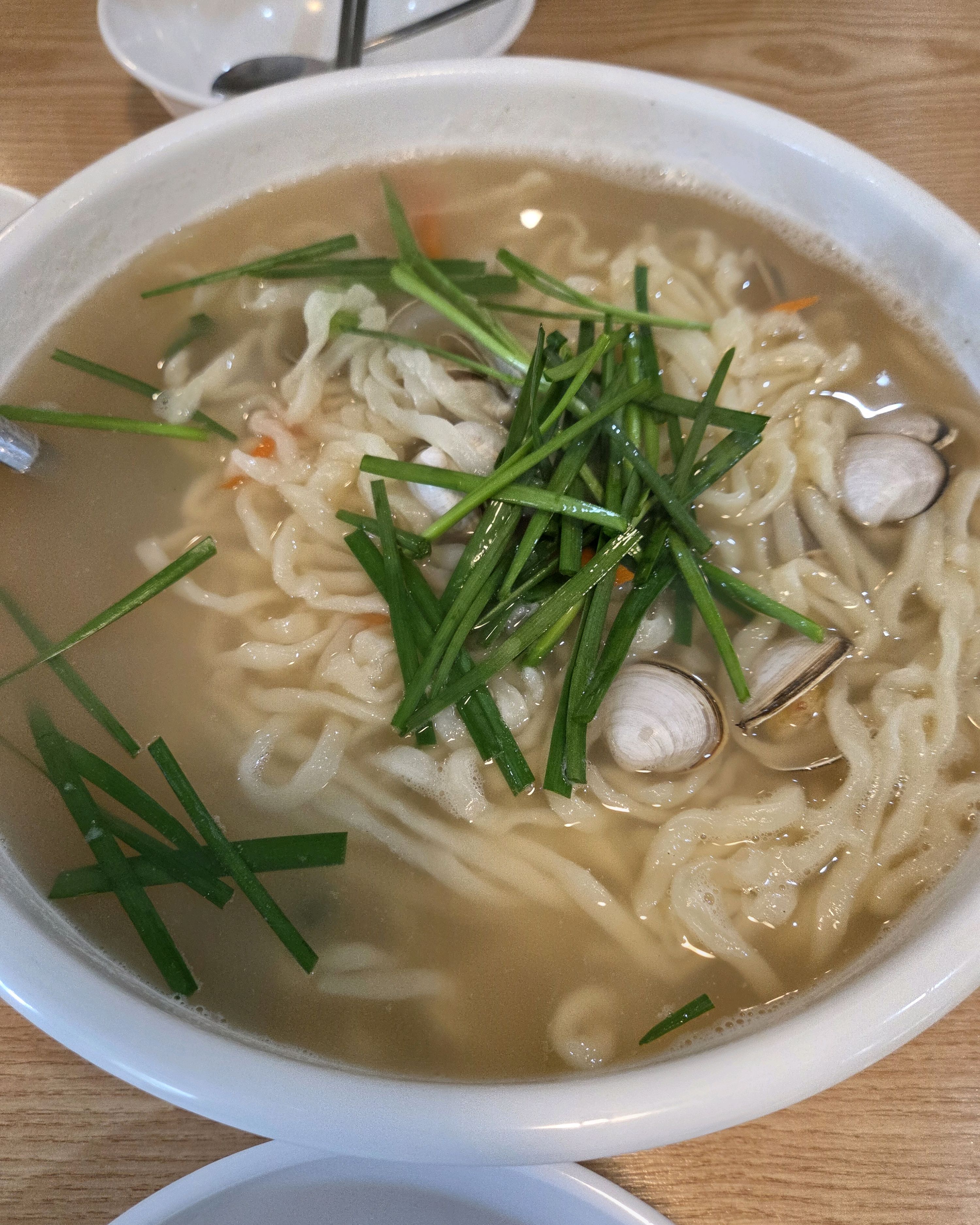 양 많아요! 물총조개 엄청 넣어줘요 - 대전 맛집 온천칼국수