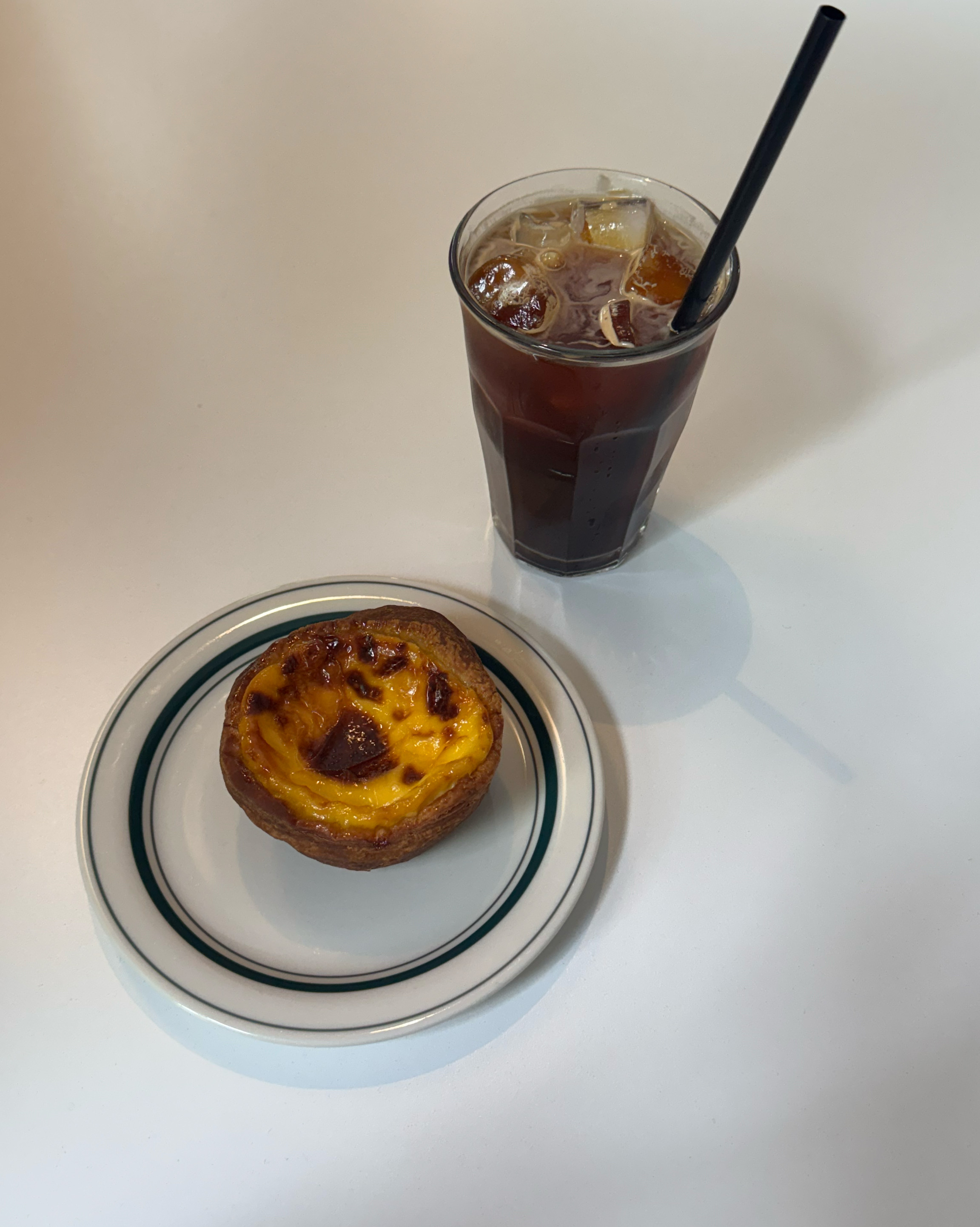 에그타르트 맛있고 커피는 무난합니다. 다만 좀 불친절해요. 그리고 에그타르트 보관은 왜 뚜