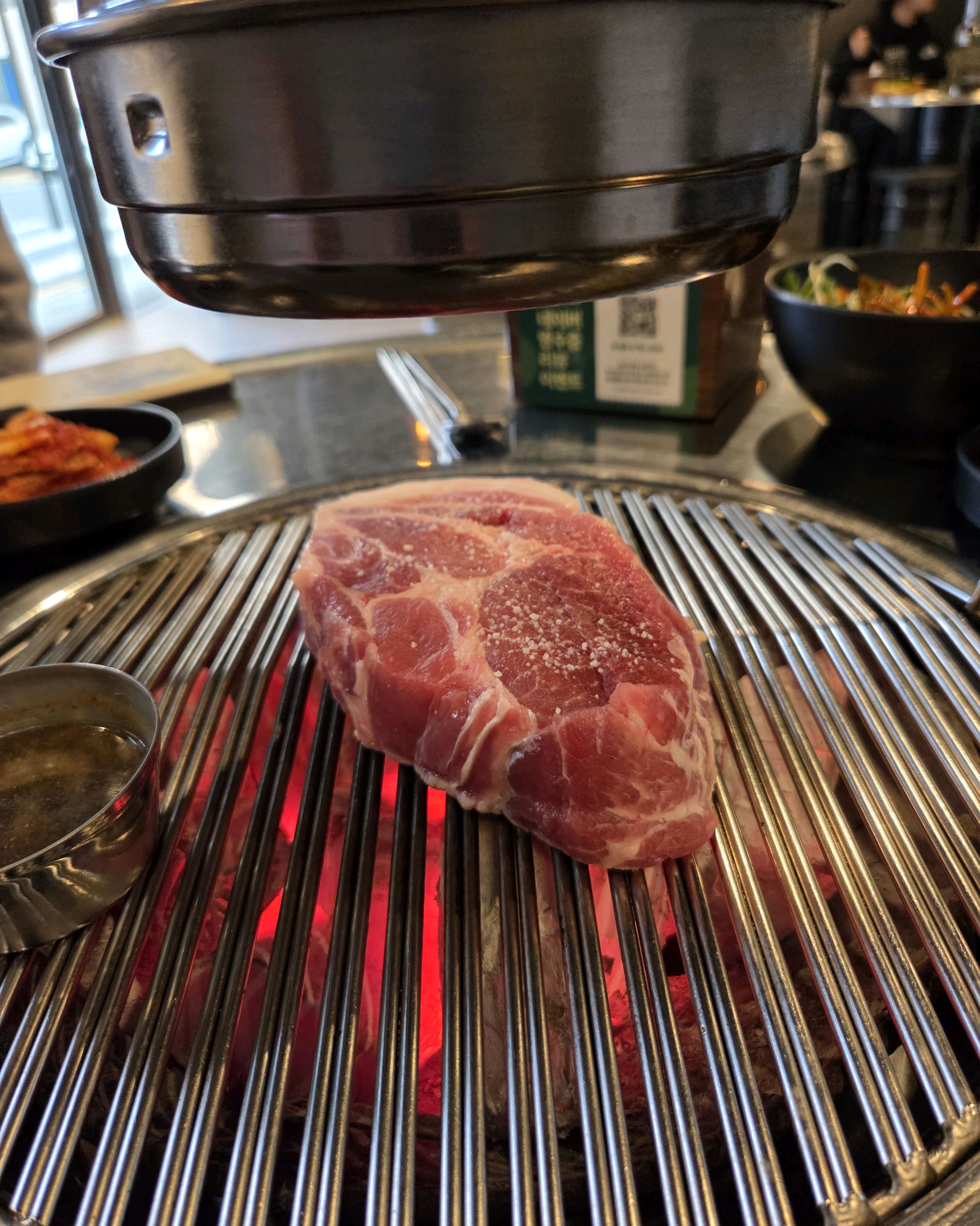 고기 나온 순간 두툼한 비쥬얼에 1차 감탄! 먹으면서 육즙 팡팡 맛에 2차 감탄!! 아이
