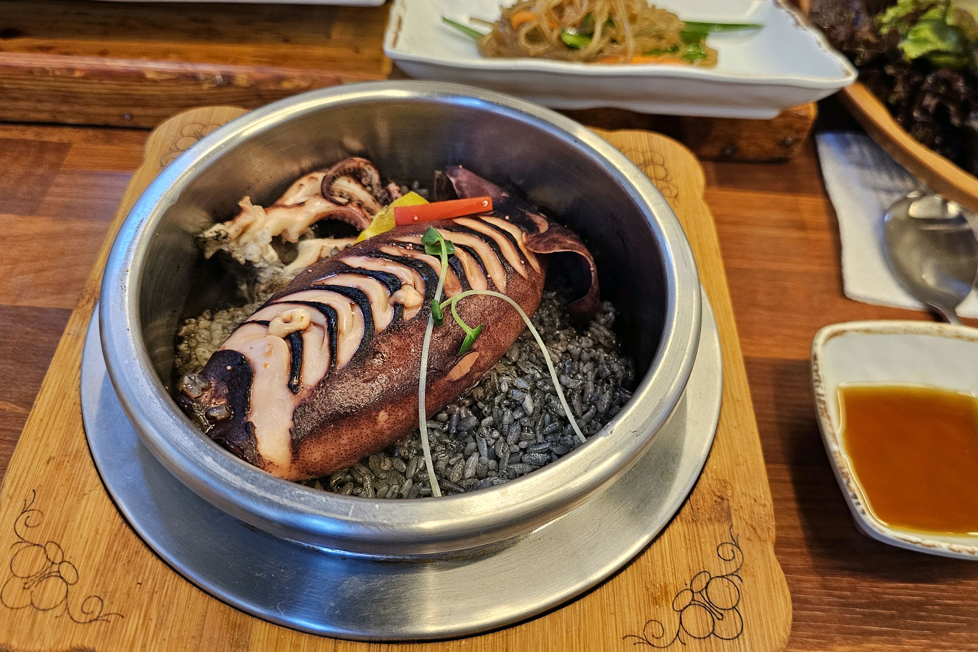 반찬도 셀프리필이라 넘 좋고 오징어솥밥 넘 특이하고 맛있어요👍👍 여행기간동안 제일 맛있게 