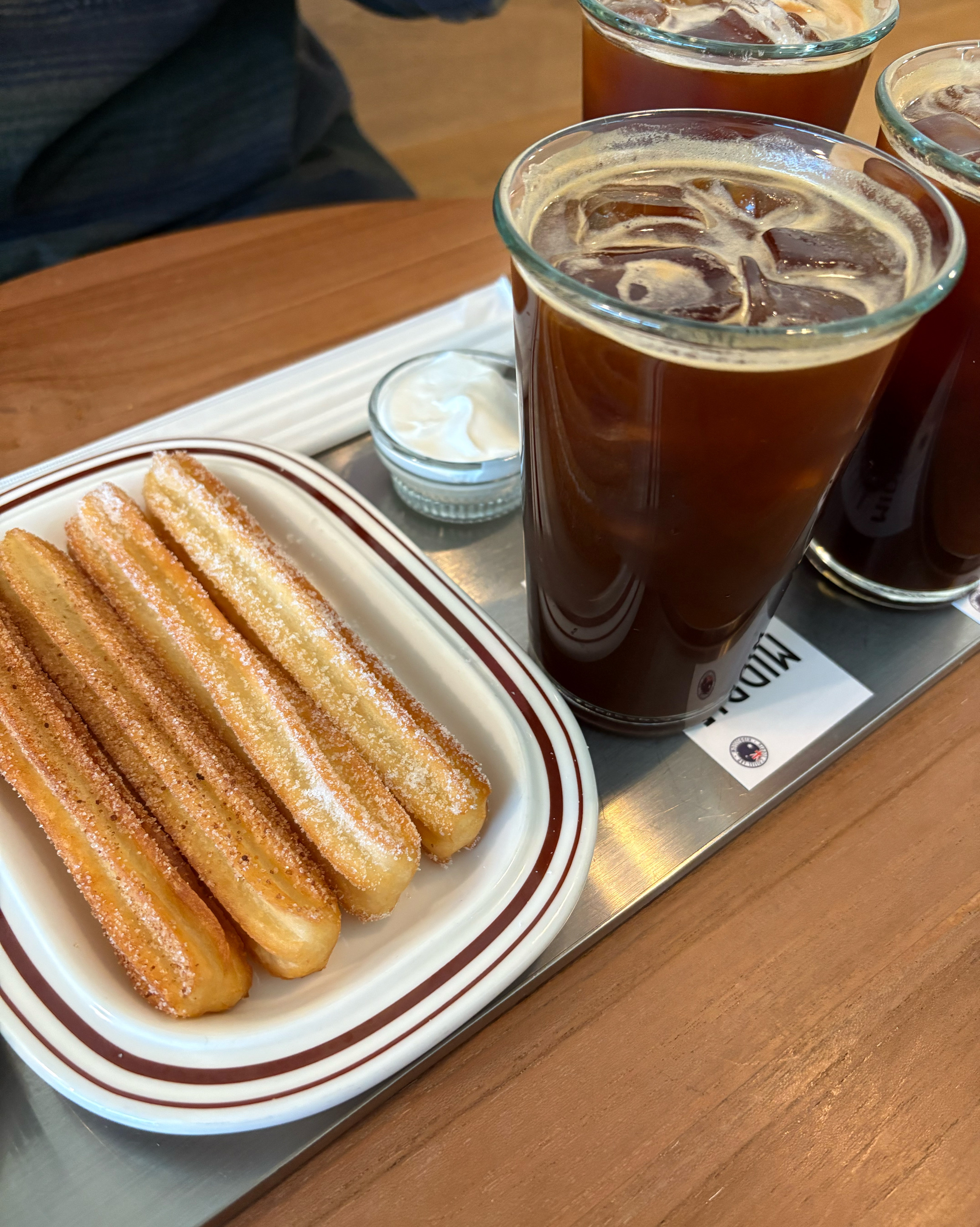 커피랑 츄러스 다 맛있어요! - 대전 맛집 미들슬로우 커피하우스 궁동점
