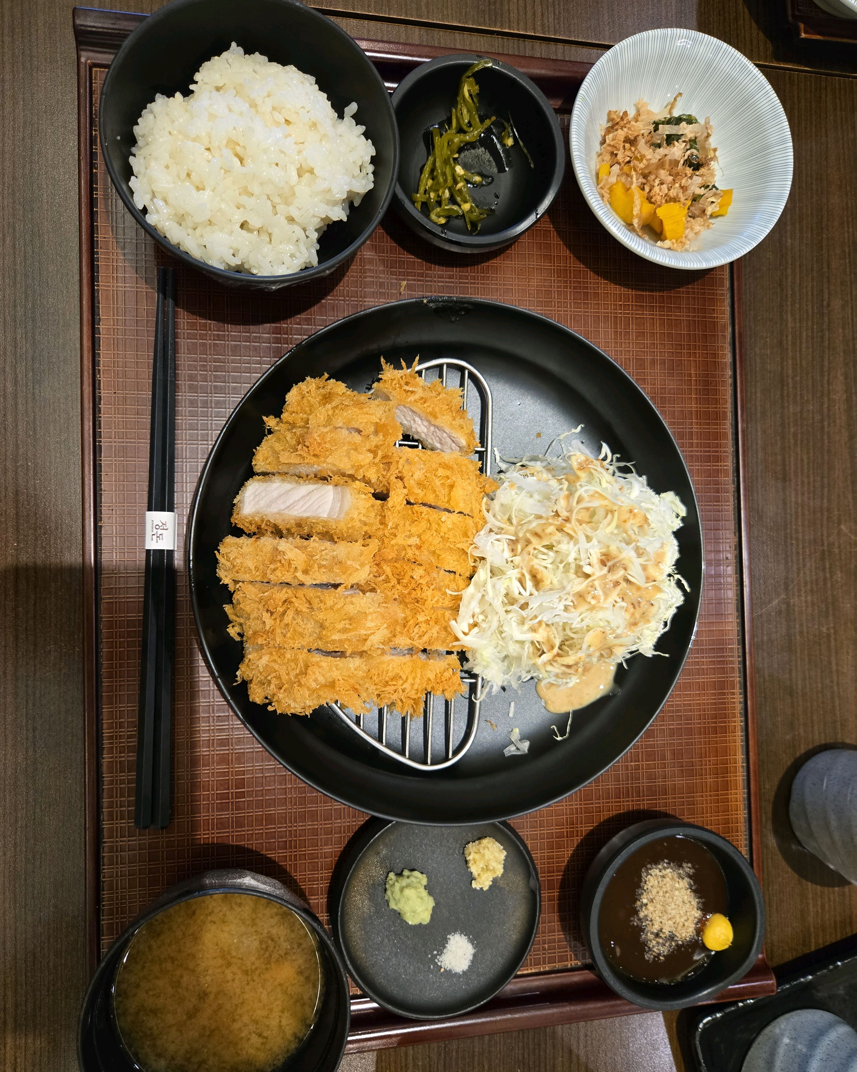 백화점 안에 있는데 가격이 많이 비싸지 않고 돈가스도 바삭바삭해서 좋았습니다 - 불당동 맛집 정돈 갤러리아 센터시티점