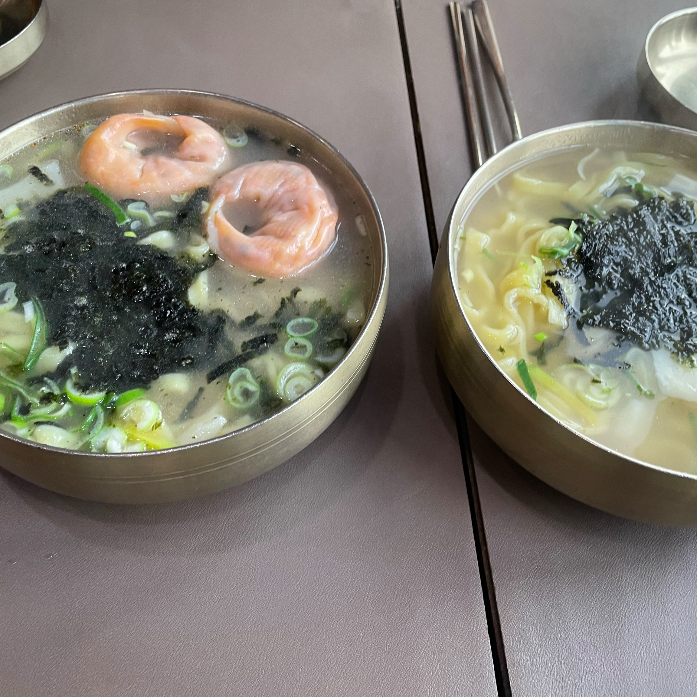 국물이 너무 맛있고 특히 김치만두 좋아합니다!! 자주 오는곳인데 국물생각날때 와서 먹기 좋