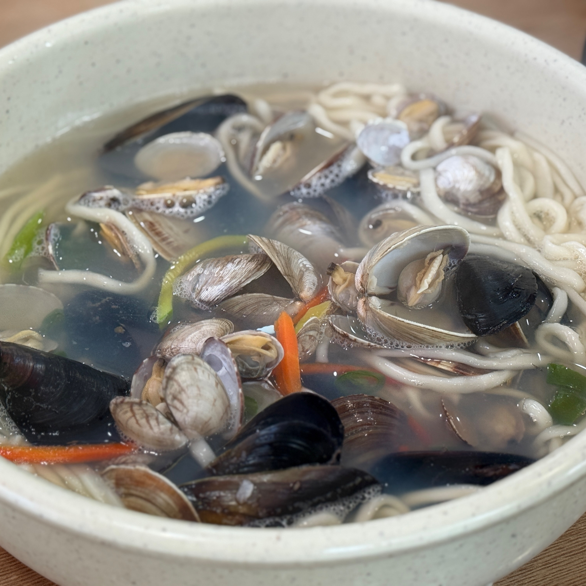 가족들이랑 가서 맛있게 잘먹었어요! 처음에 나오는 보리밥에 열무김치랑 고추장 넣고 비벼먹는