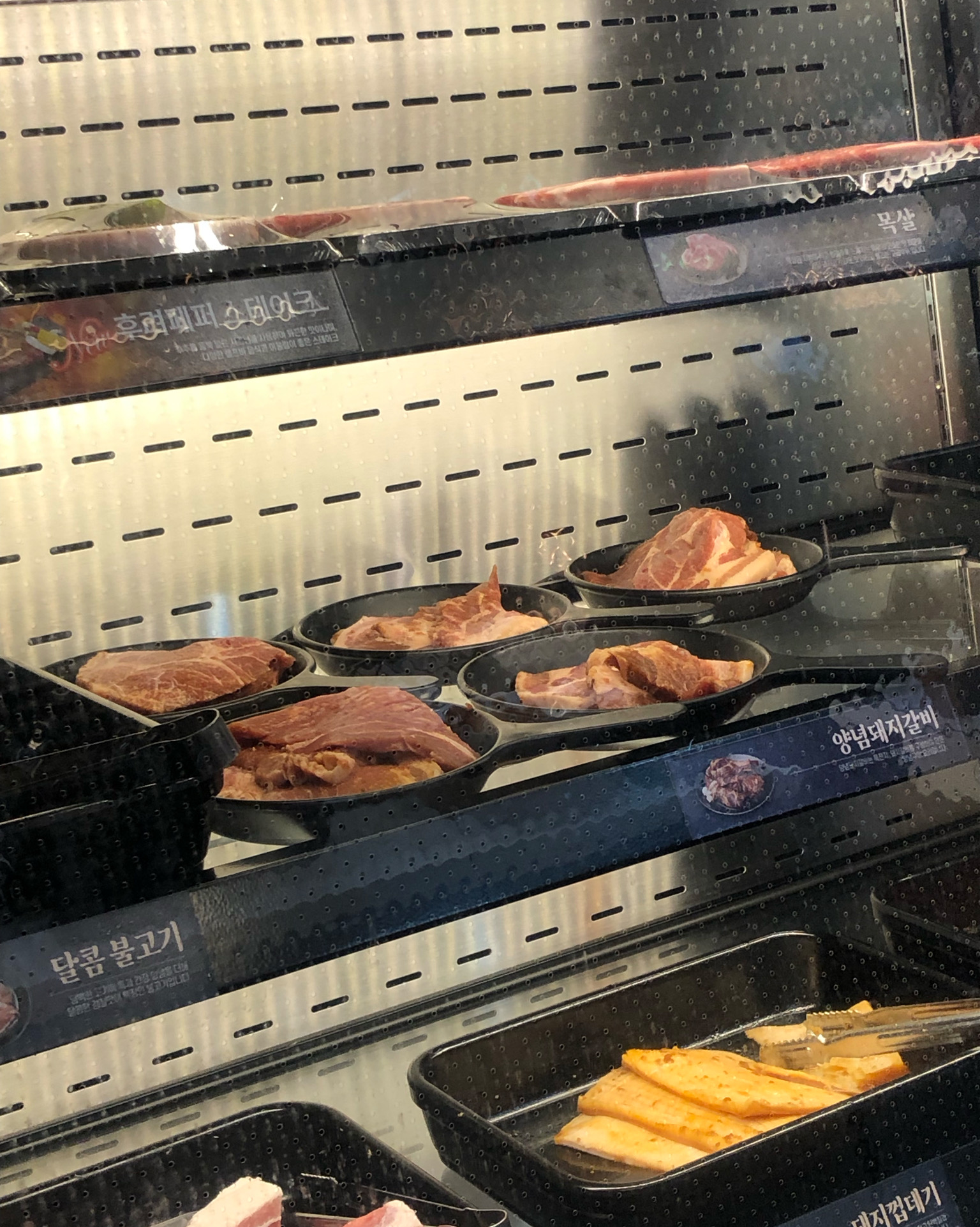 직원분들도 친절하시고 고기도 맛있어요! 선물도 주셔서 잘 사용할게요 다음에 또 올 것 같아