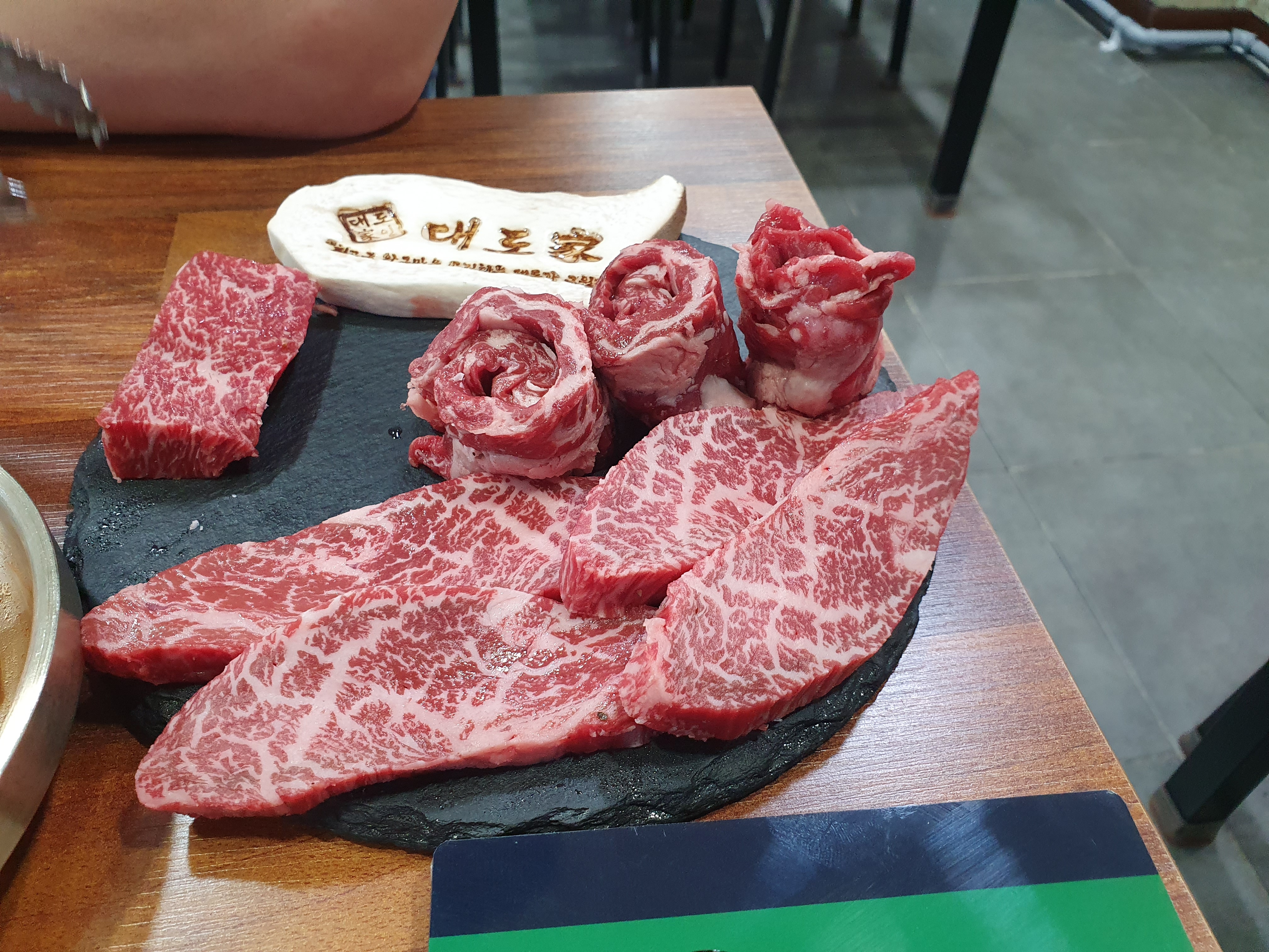 와규맛집 검색하다 집가까운곳으로 왔는데 맛있게 잘먹고갑니다, 철판에 고기랑  숙주등 요것저