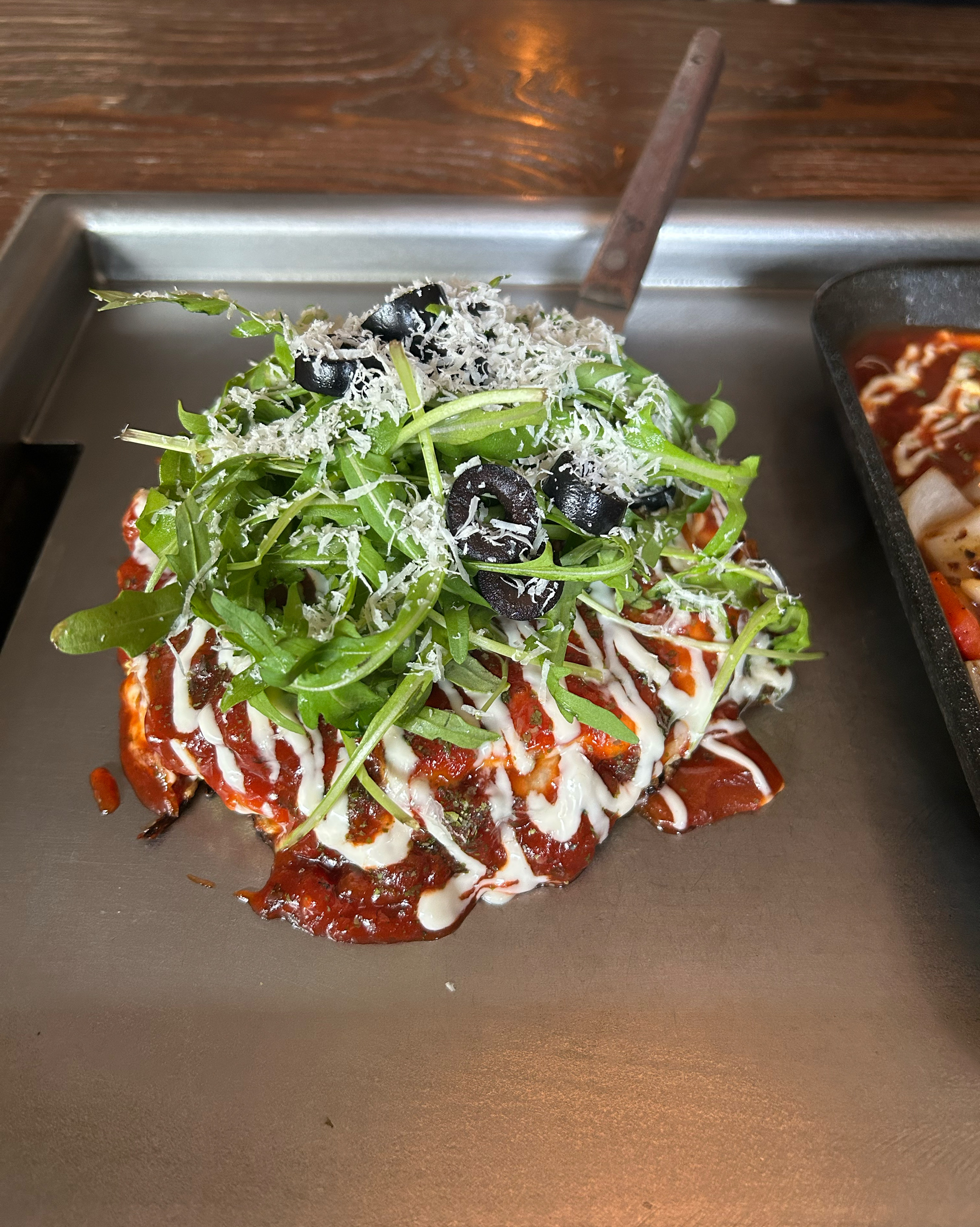 오꼬노미야끼는 토마토소스에 루꼴라라 피자같기도하고 맛있었어요 함박스테이크 오믈렛 차르르 흘