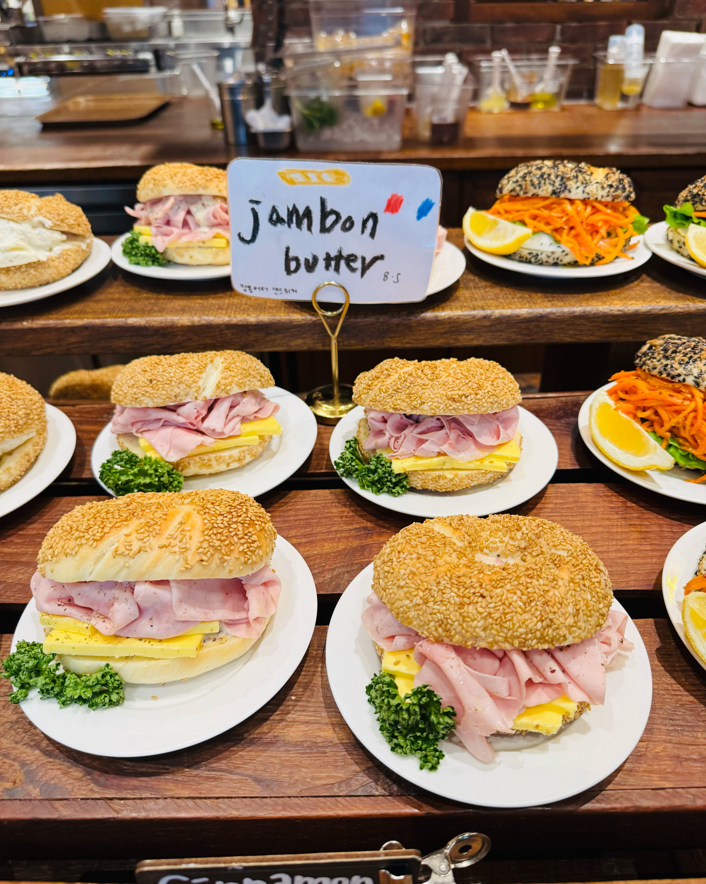늘 오랜 기다림이 있지만 자꾸 가게되는 베이글 맛집이네요 쫄깃한 식감이 런베뮤 따라올 베이