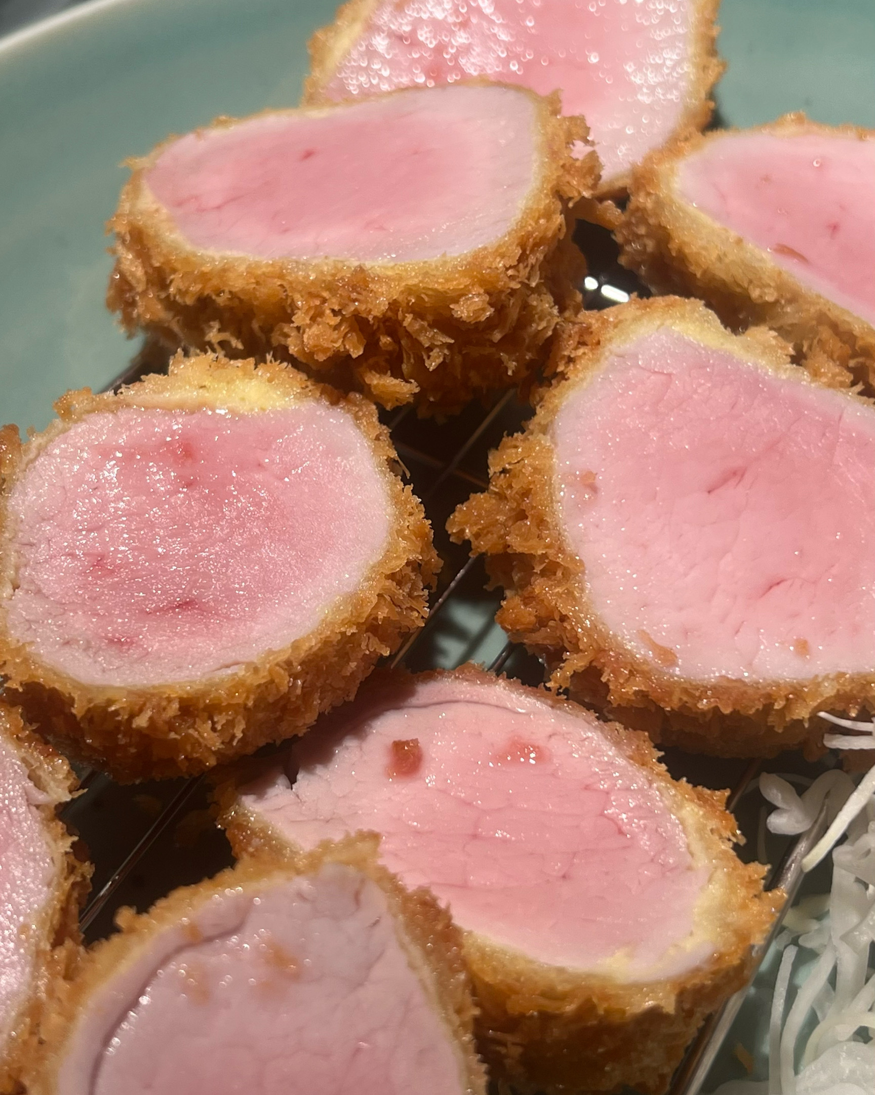여탸까지먹은 돈카츠중에 제일맛있었던거같아요 튀김도 신기하게 하나도 안느끼하고 고기도 미쳤어