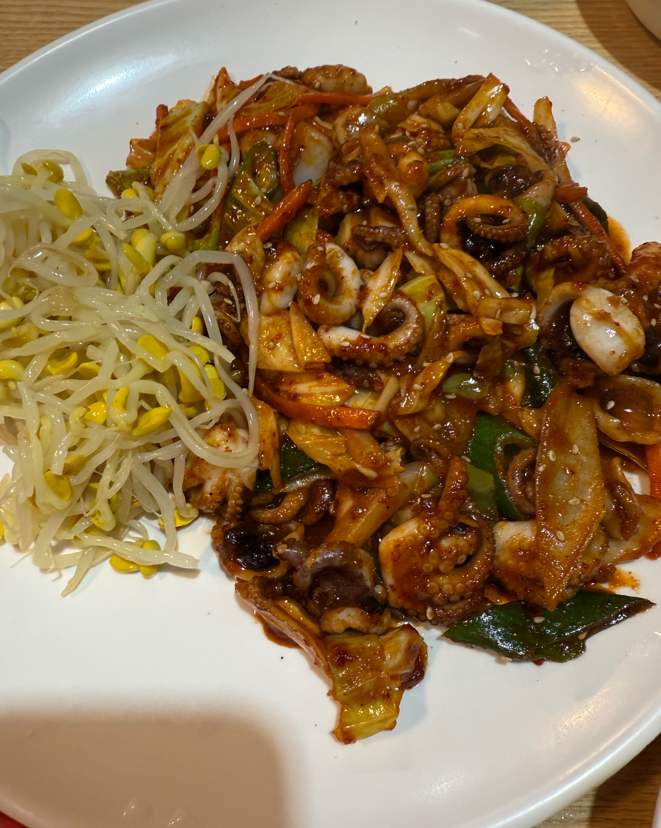 쭈꾸미 이인분, 칼국수 하나를 가장 많이 주문 한다고 합니다. 물총 칼국수가 참 맛있었고 