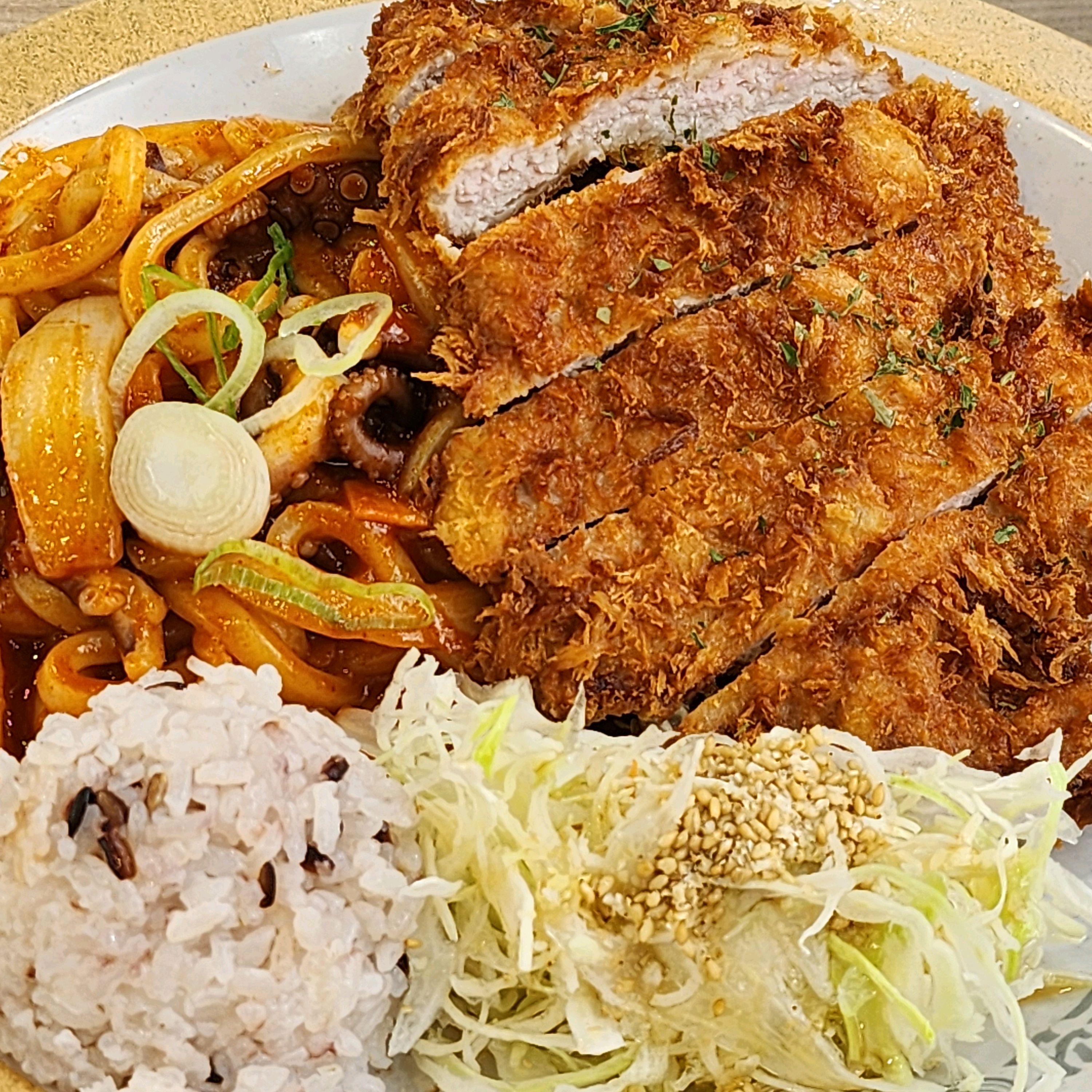 돈까스도 바삭하고 밀면도 맛있어요. 낙지볶음우동도 칼칼하고 낙지도 꽤 들어있고 취향이 다양