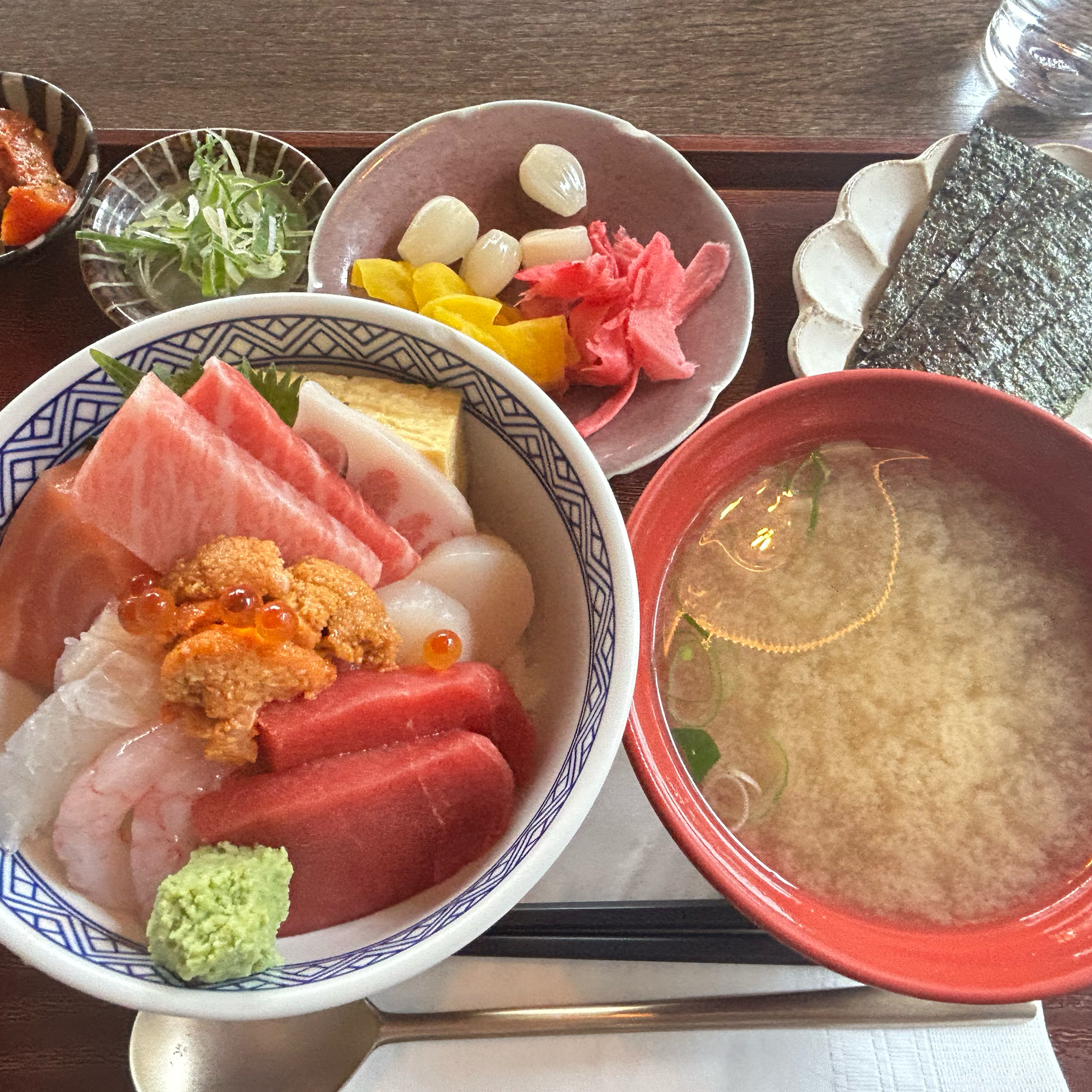 카이센동 주문해서 먹었습니다. 회들이 대부분 신선하고 맛있어서 좋았습니다. 개인적으로 참치