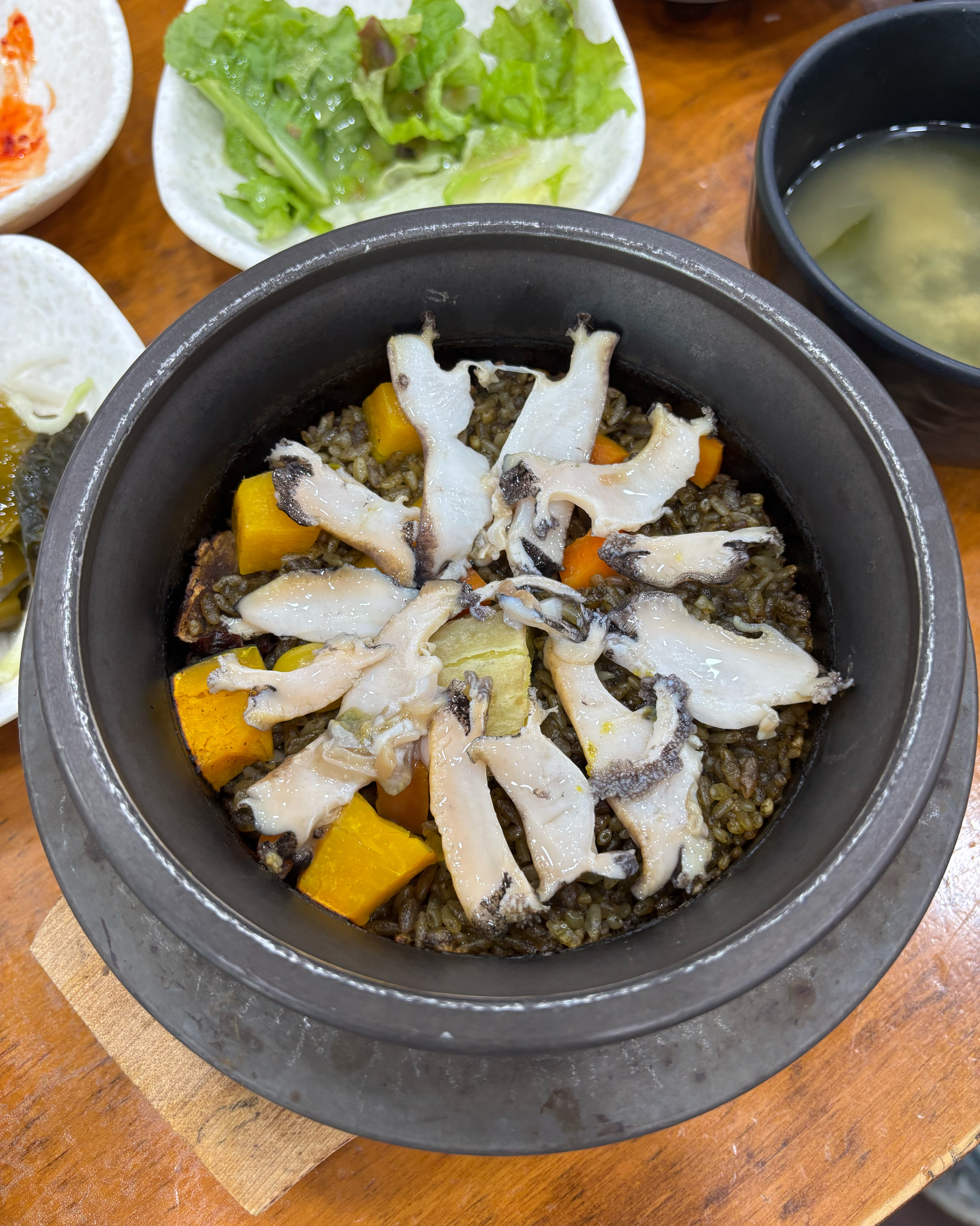 전복돌솥밥에 같이 주시는 버터 넣어서 비벼먹으면 정말 너무 고소해요 !! 생각했던것 이상으