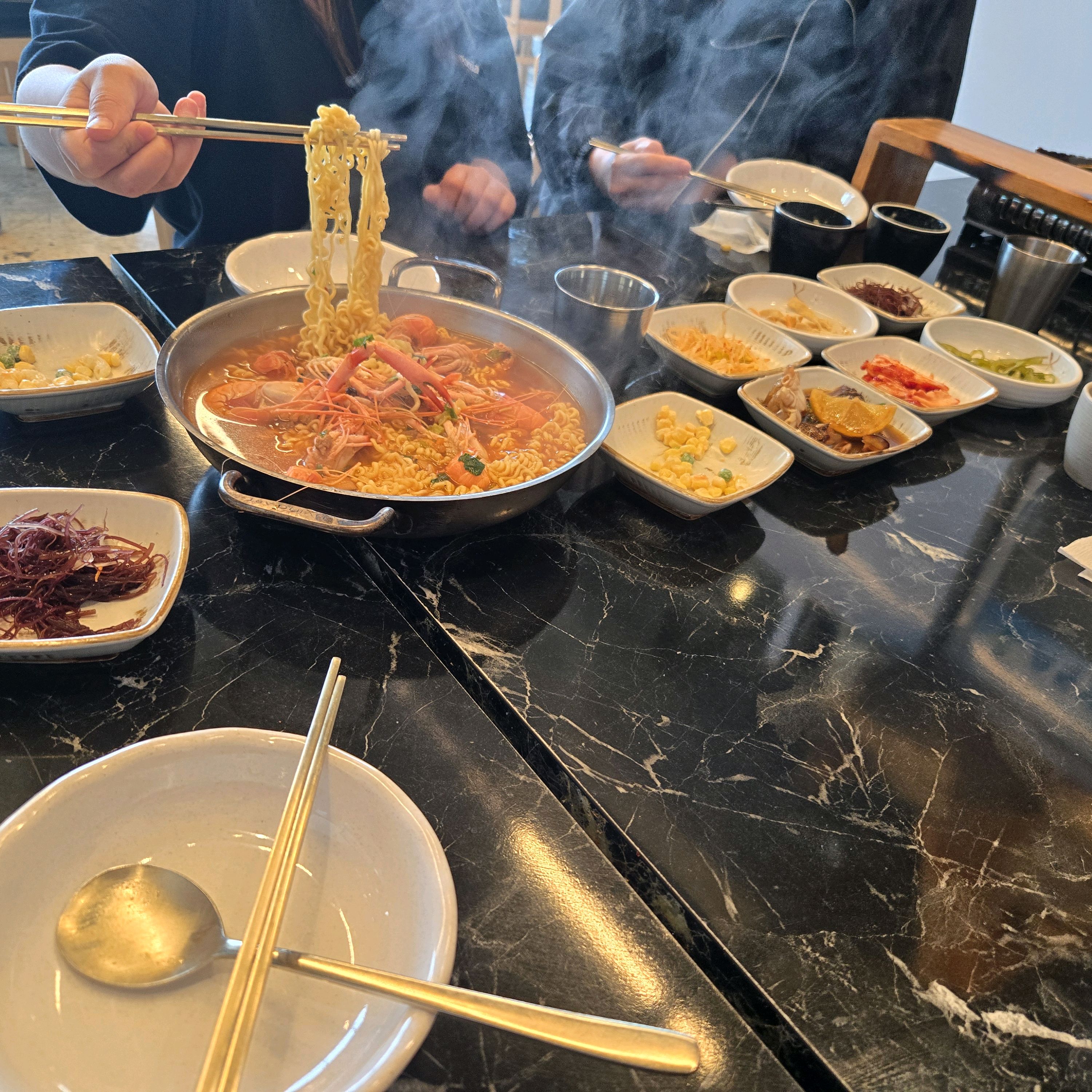 경치도 좋고 양도 많아서 가족들이 함께 맛잏게 먹었습니다 - 제주 맛집 계절식탁 함덕점