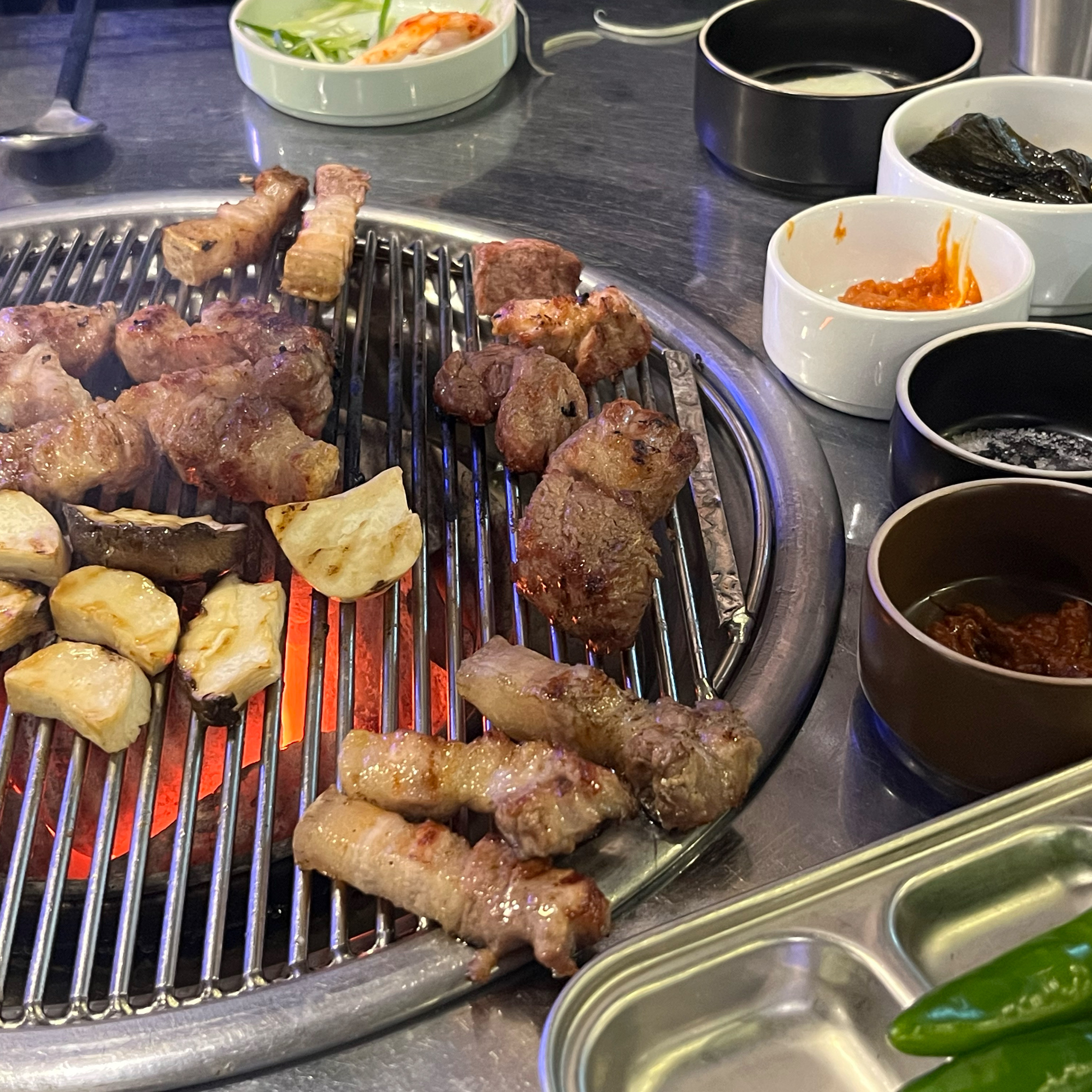 흑돼지구이 셋트메뉴로 먹었는데, 다양한 부위를 맛있게 먹을 수 있어서 좋았습니다ㅎㅎ 고기를