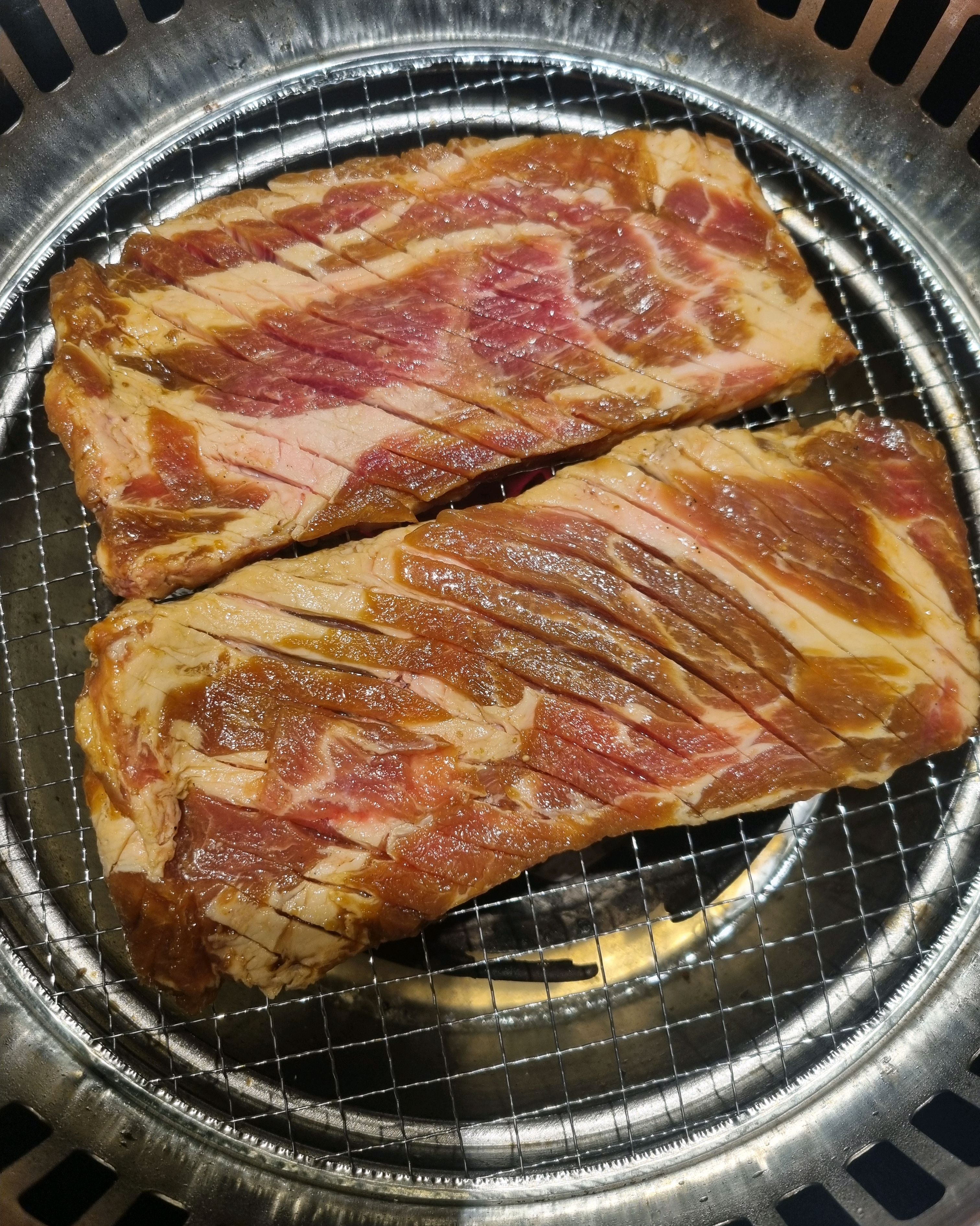 가족과 함께 식사했어요. 리모델링 후 처음 왔는데 역시 맛은 변함이 없습니다. 반찬도 다양