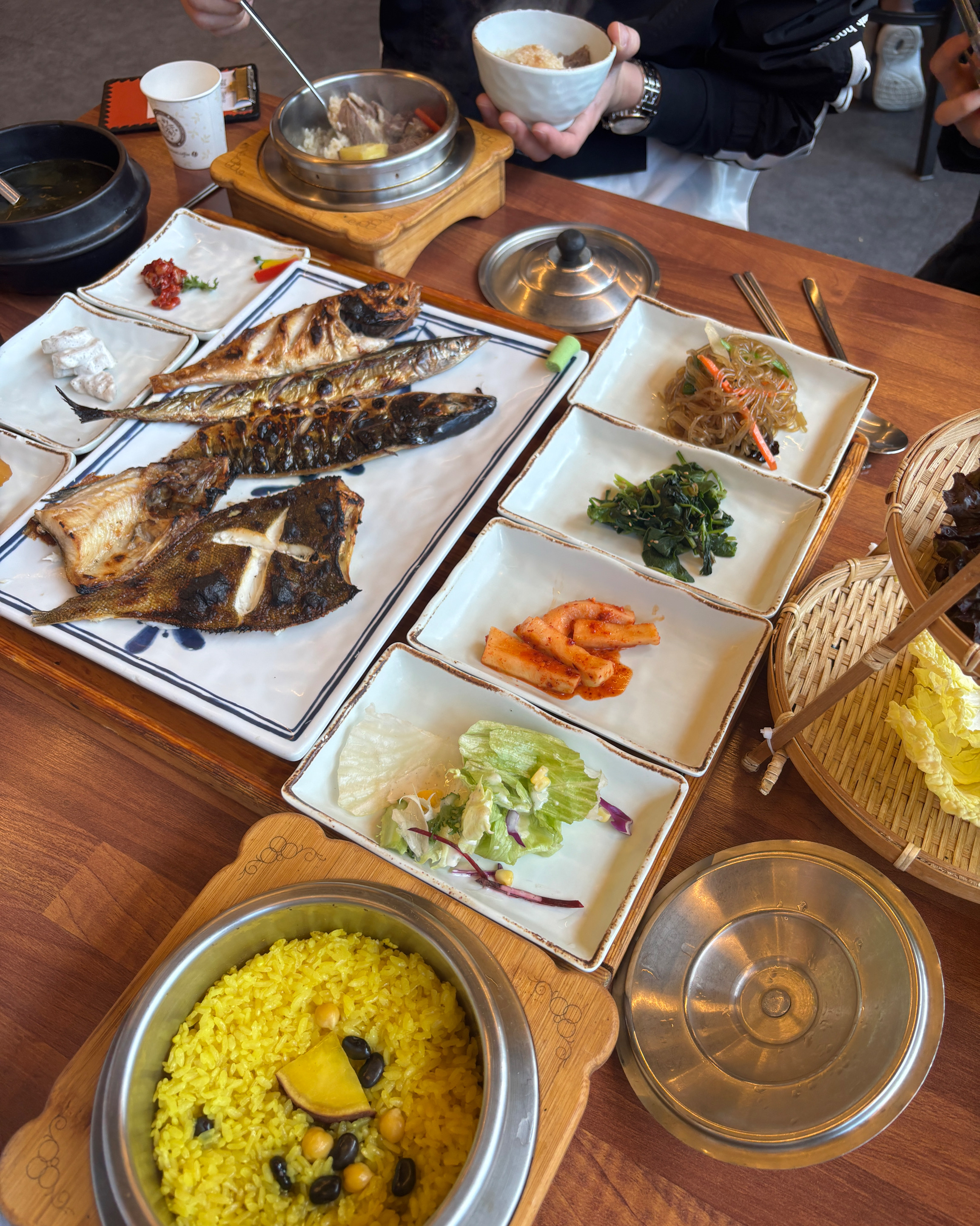 강릉에 맛집이 많은데 신랑이 찾은 부담없이 먹을 수 있는 생선구이집이에요. 강릉은 어디를 