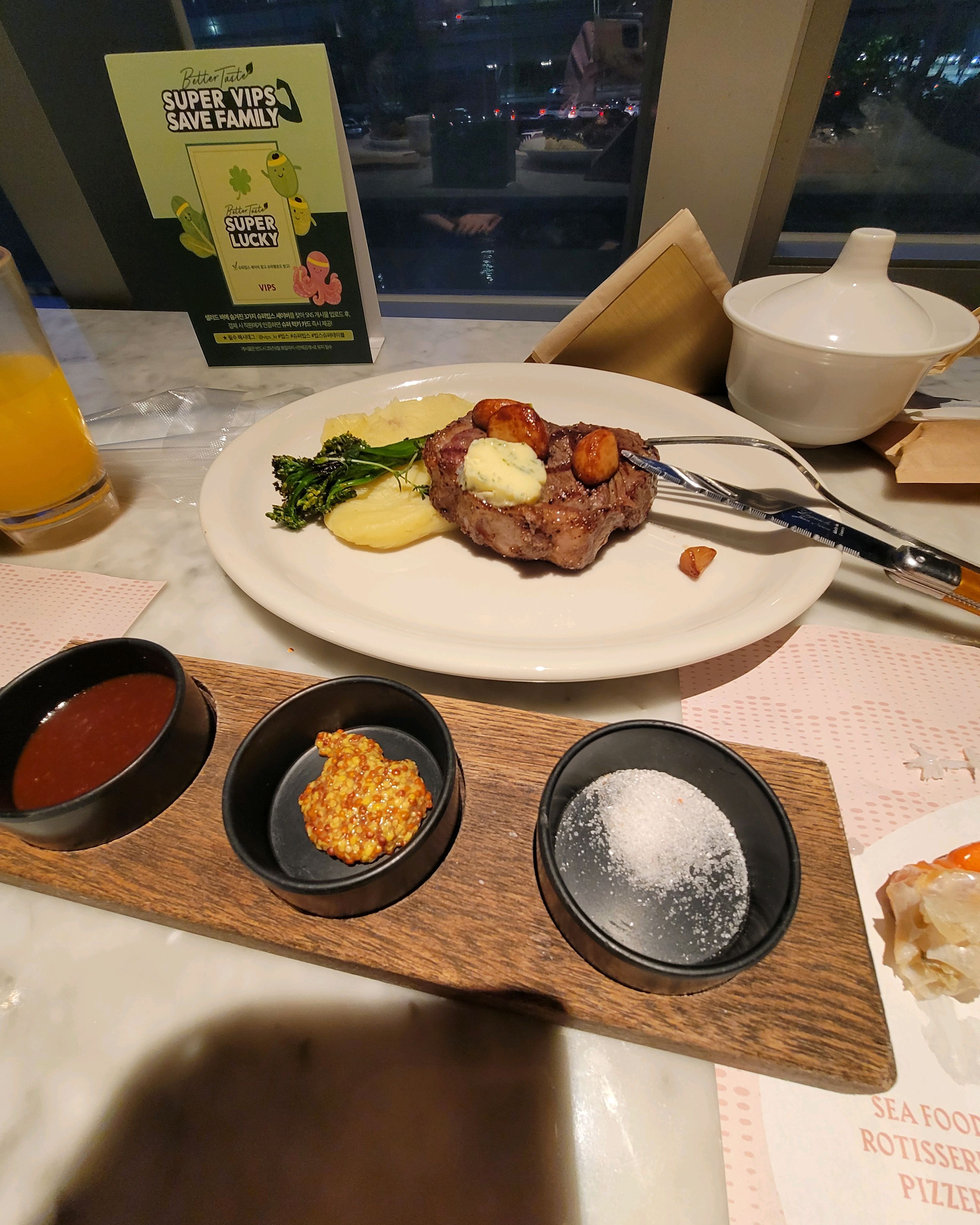 예약안하고왔더니 주말이라 진짜한시간반정도 기다린것같아요! 담엔 무조건 예약하고올꺼예요! - 용호동 맛집 빕스 부산W스퀘어점