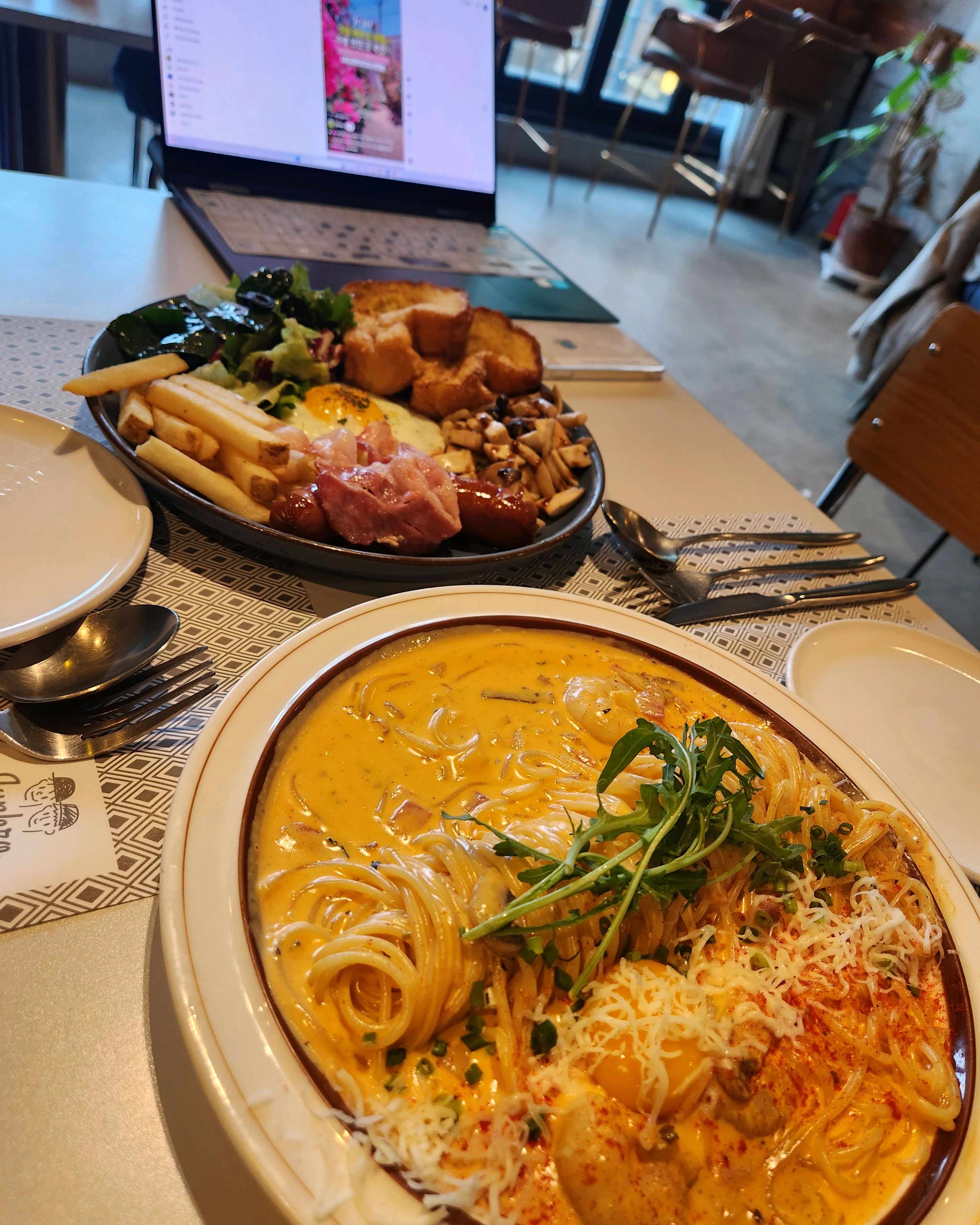 공휴일이라 사람들 많았어요 - 대구 맛집 준브로수성못