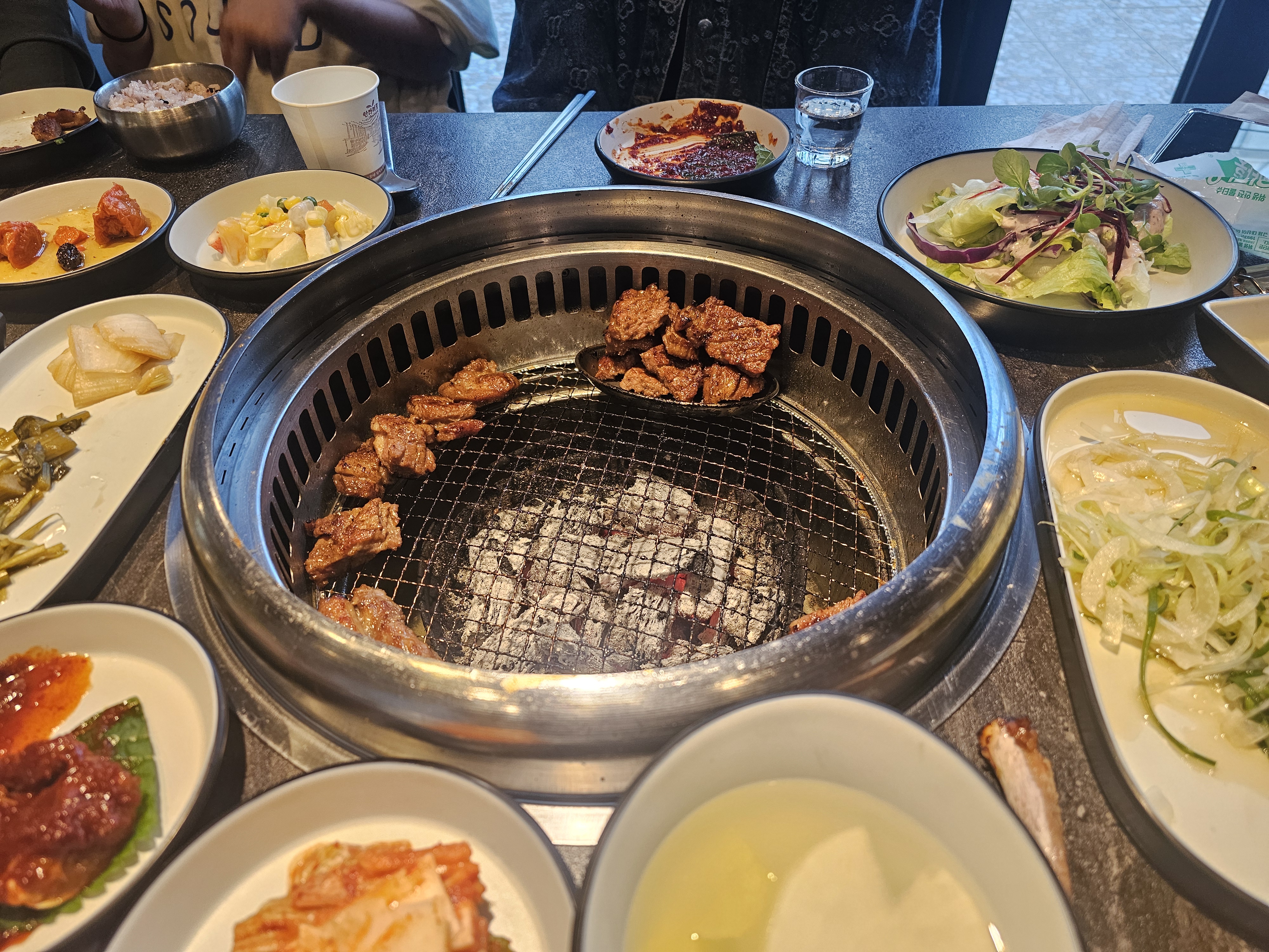 어버이날이라 가족모임 으로 왔는데 고기 질도 좋고  직접 구워주셔서 편하게 식사할 수 있어