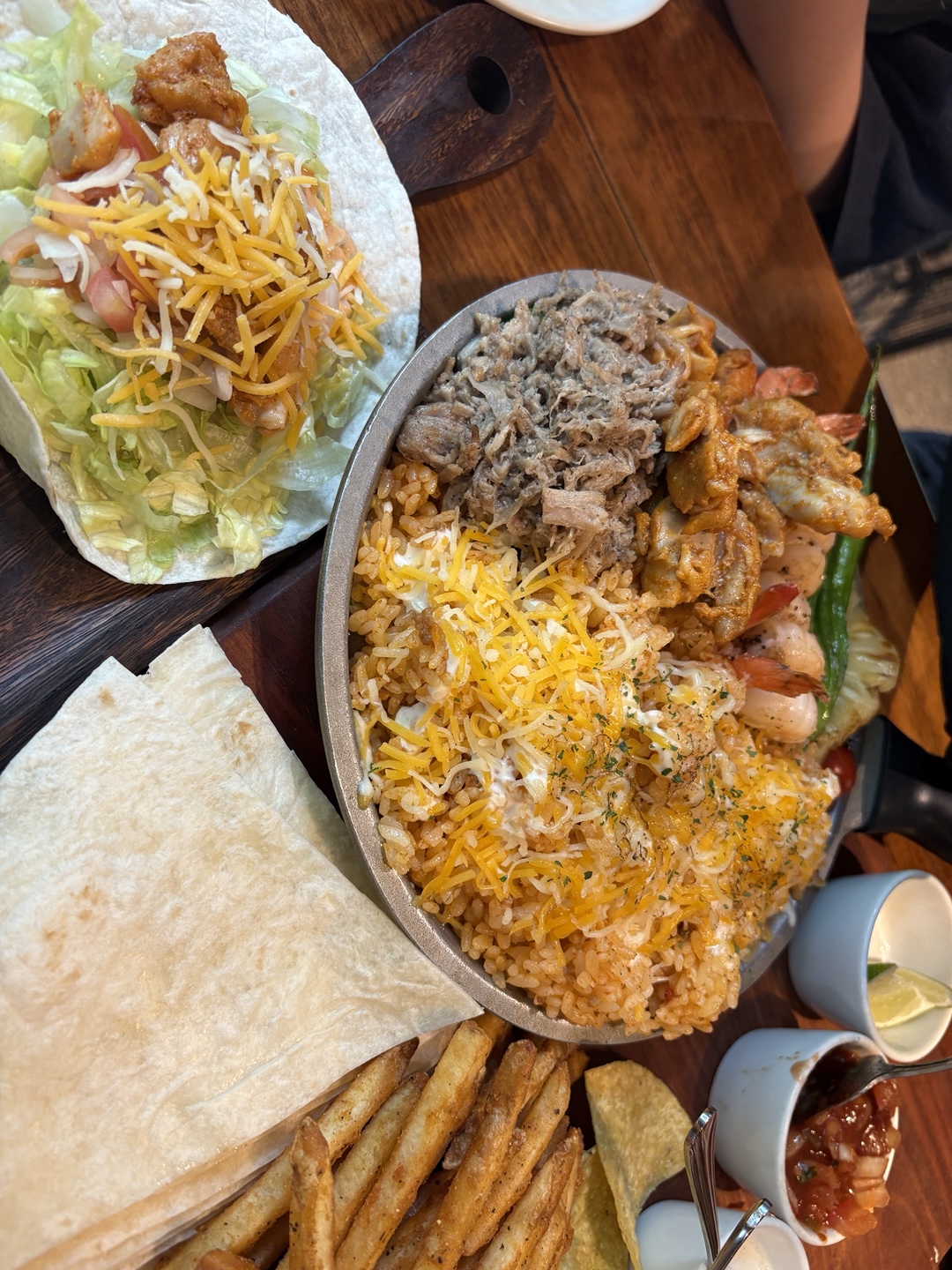 너무 맛있어서 그저께 오고 또 왔어요! 사진은 조금 먹다 찍어서 그렇지만 내용이 푸짐하고