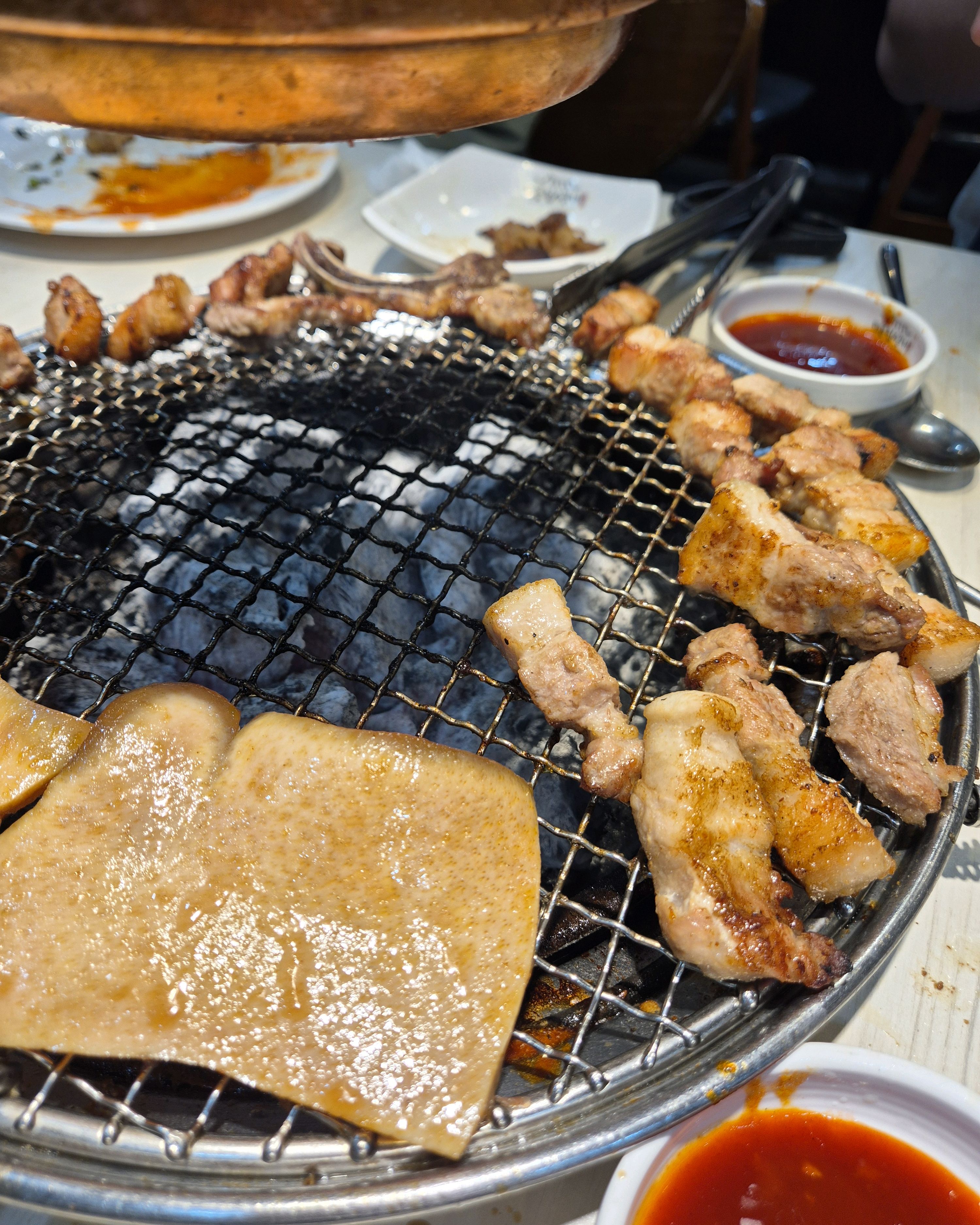 근처 지나다 인덕원점 들어왔는데 여지껏 갔던곳과는 차별이다른 친절함과 고기질이 였어요 아이