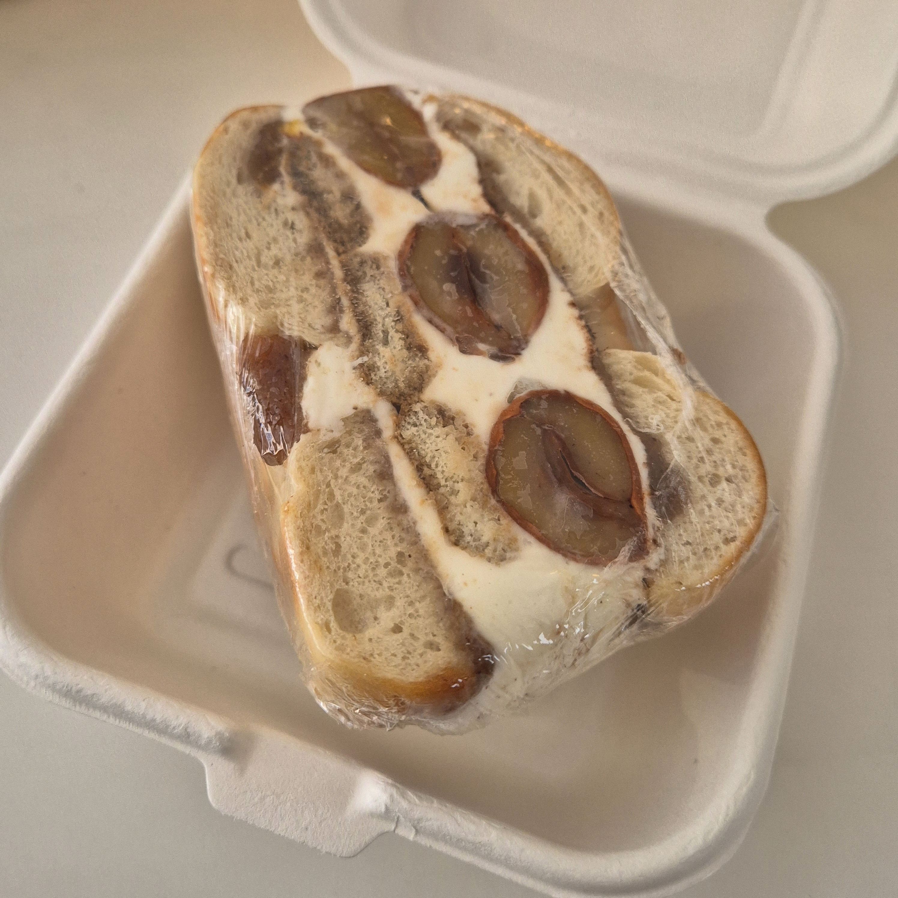 사진 보고 이뻐서 찾아왔는데 기대이상으로 맛있어요~ 카페 분위기도 좋아서 혼자서 와도 좋을