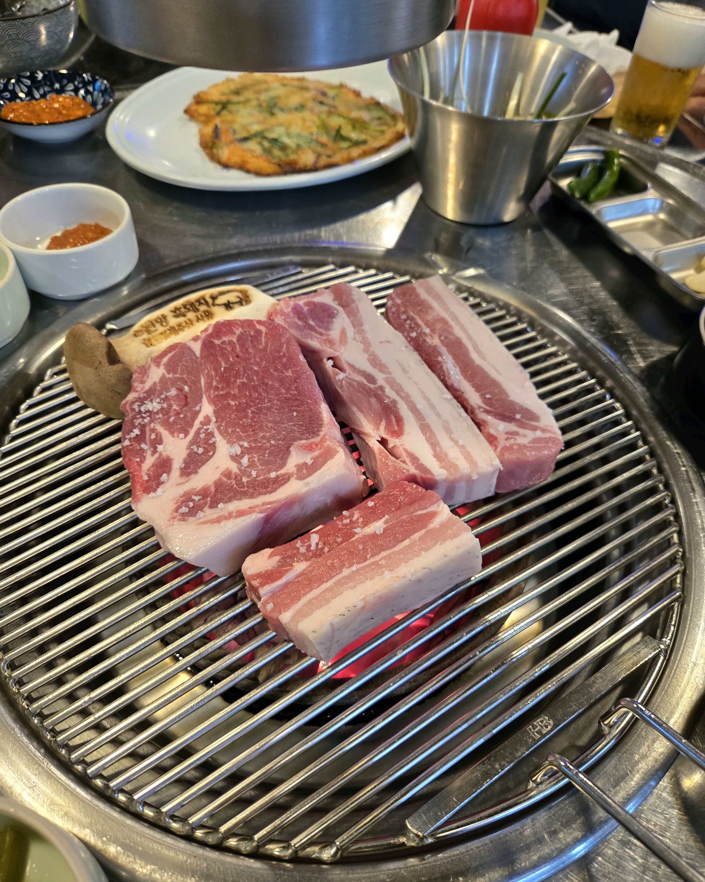 삼겹살이랑 회랑 같이 팔아서 골라 먹을수 있어 좋았어요...회가 너무 신선하고 맛있네요 - 제주 맛집 전망좋은횟집&흑돼지 성산본점