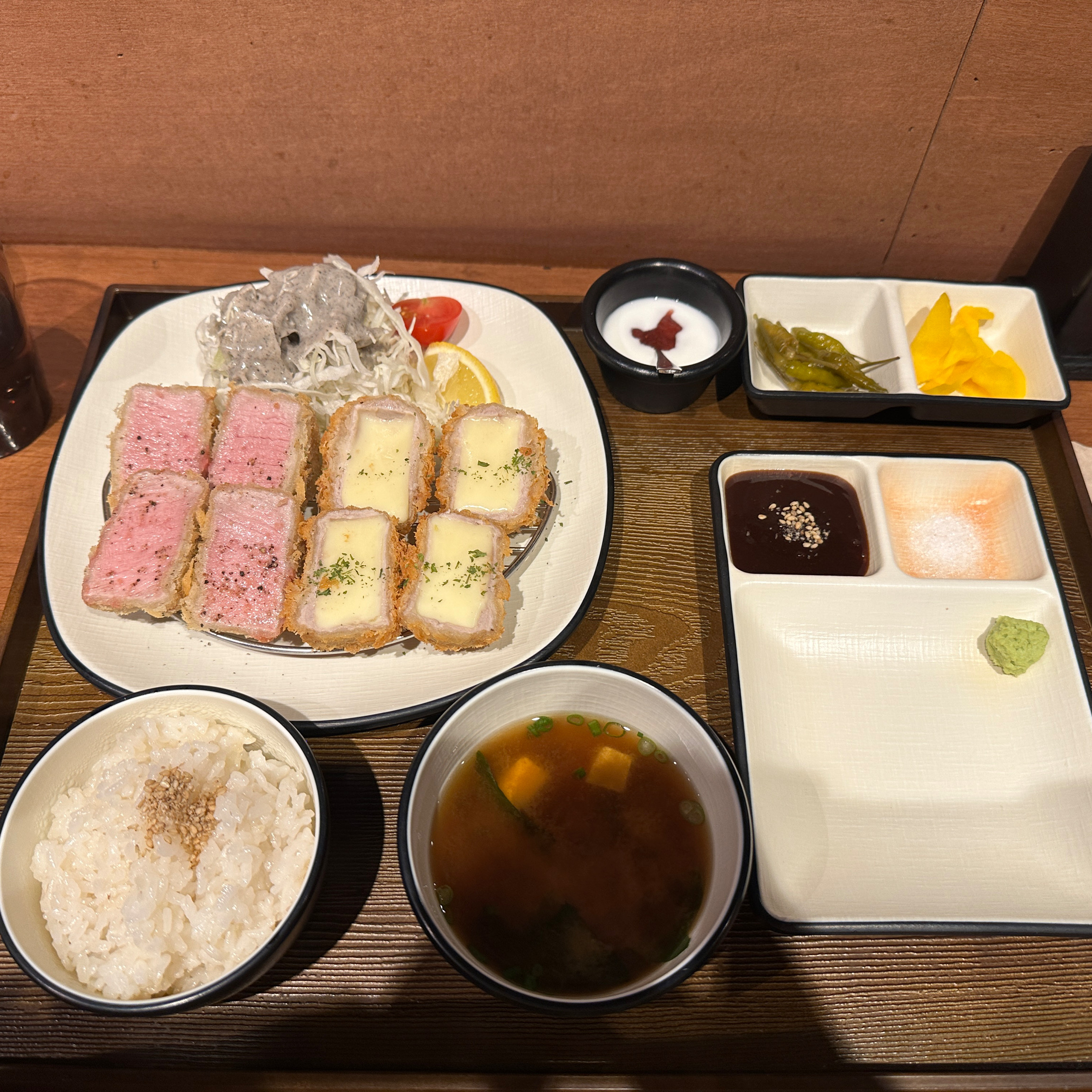 진짜 양배추 샐러드에 흑임자 소스 너무 조쿠요~~ 돈까스 메밀도 섹시해요😍 - 불당동 맛집 건국카츠