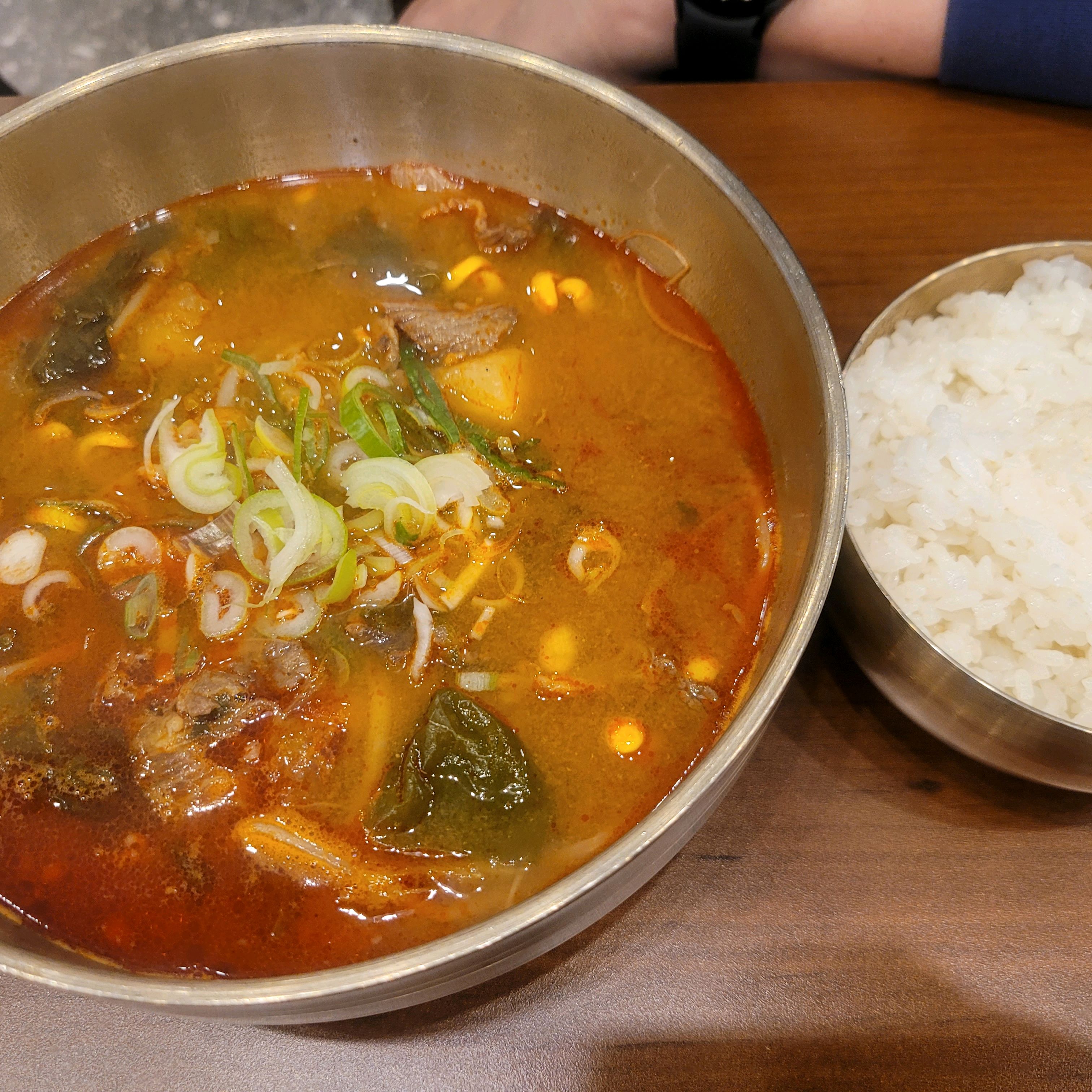 처음 와봤는데 맛있게 먹었네요 아이랑 같이 먹기 좋은 육전, 곰탕도 있어서 좋네요 한끼 든