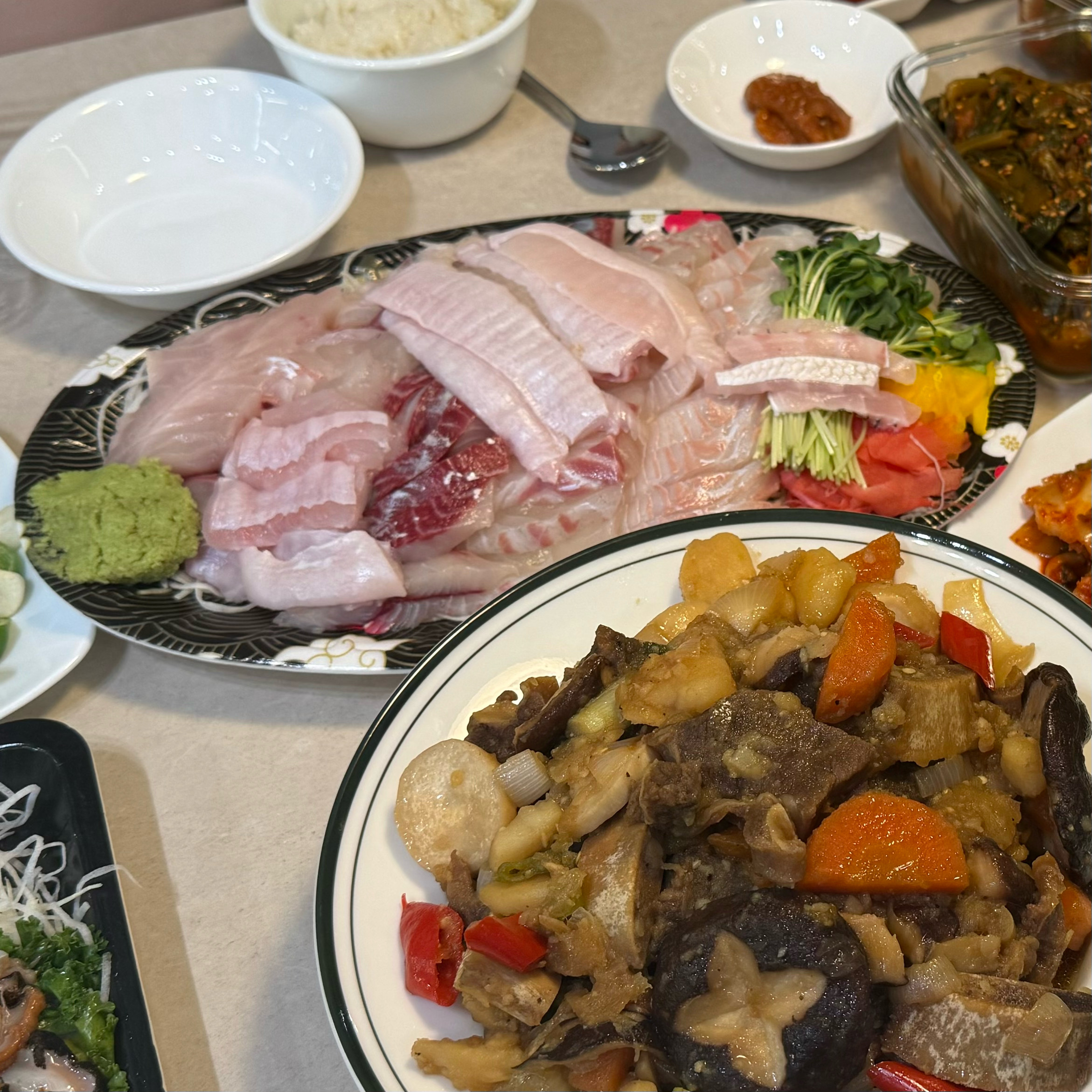 집들이로 시부모님 모셔야해서 포장했어요 ! 다들 회가 싱싱하고 맛있다고 좋아하셨어용 ㅎㅎ
