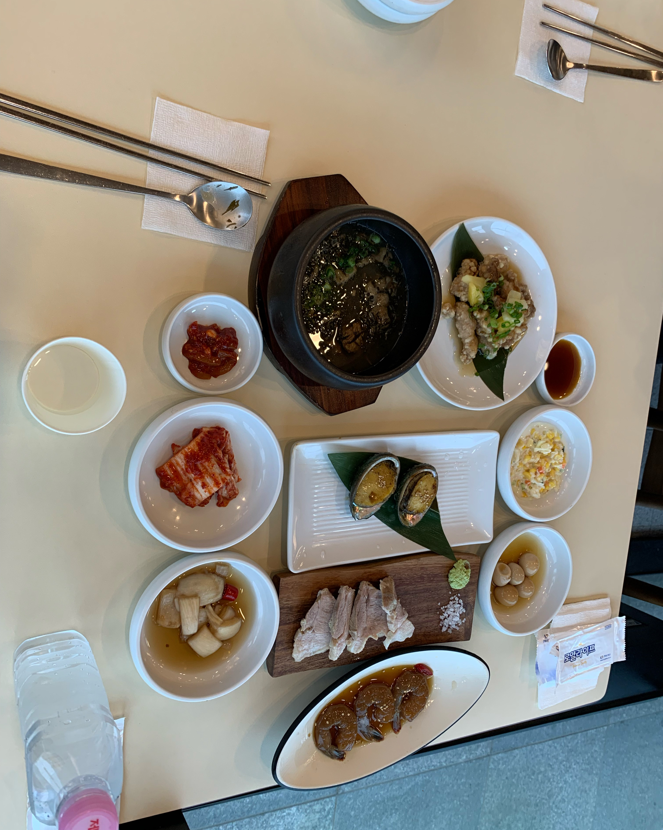 갈치 조림과 갈치 구이 푸짐한 한상으로 아주 맛있게 먹었습니다. 매장도 깨끗하고 바닷가 해