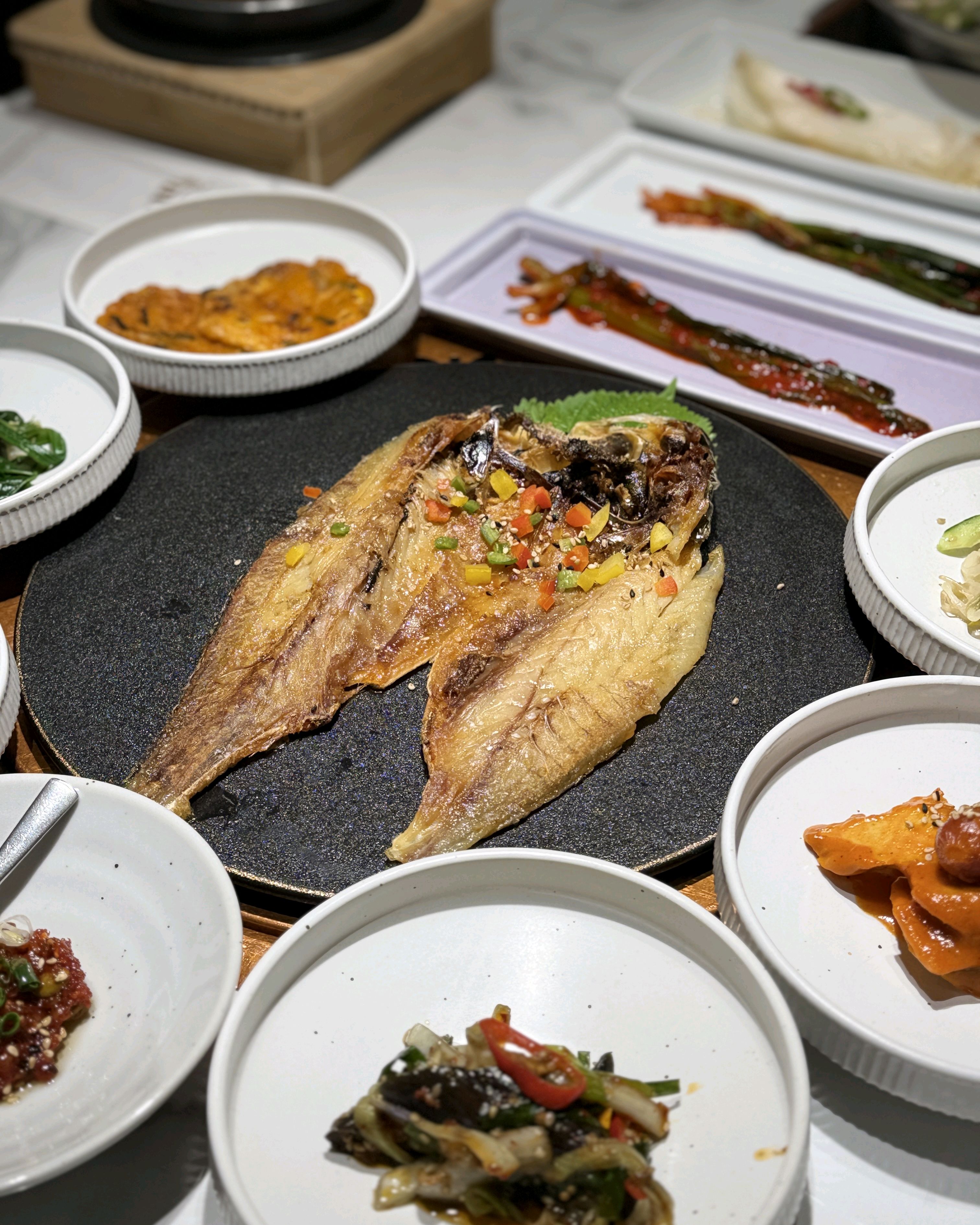 편안하고 차분한 분위기 속에서 고기 구워주셔서 맛있게 잘 먹었습니다. 보리굴비 원래 잘 안
