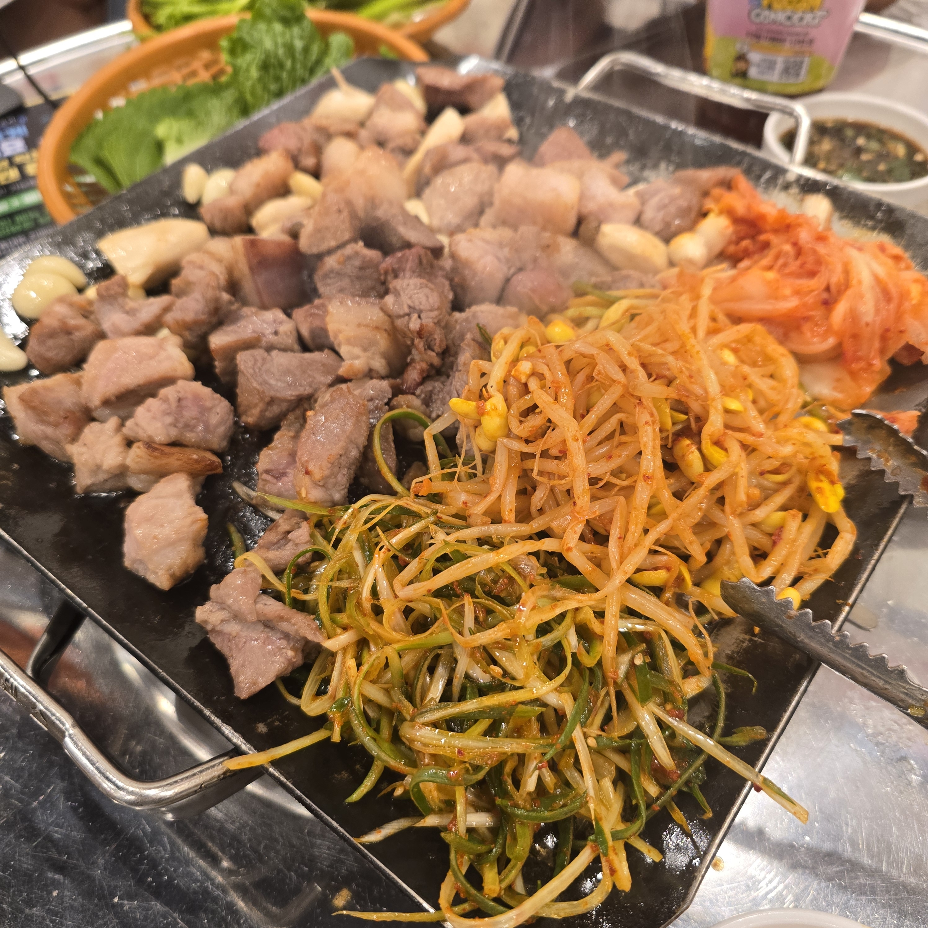 미나리 추가해서 버섯이랑 파채랑 같이 먹으니 - 불당동 맛집 평화김해뒷고기 천안불당점