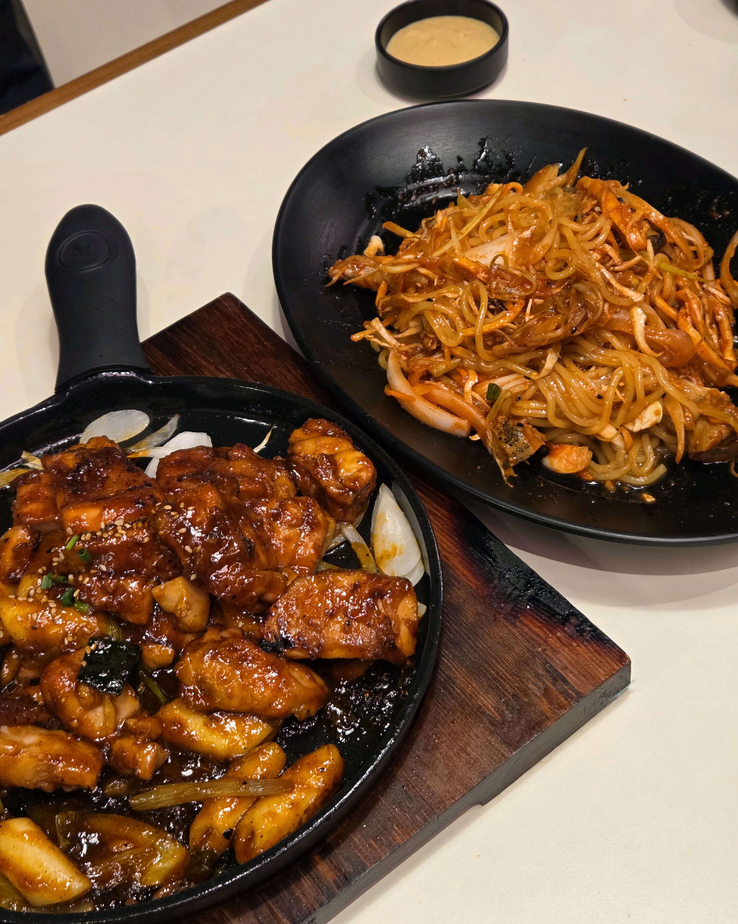 감탄계 숯불치킨 맛있다고 해서 와봤는데, 기본 안주부터 메인 메뉴까지 진짜 다 맛있어요 - 불당동 맛집 감탄계 숯불치킨 불당점