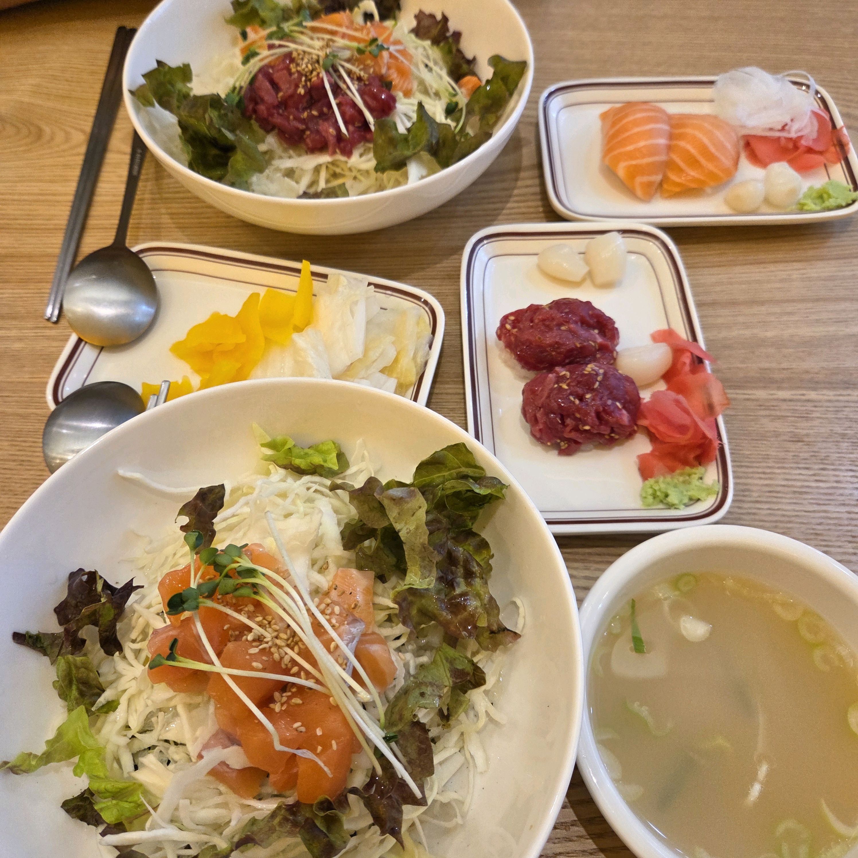 간단히 먹기 좋아요~ 연어덮밥이랑 육연덮밥중에 개인적으로는 육연덮밥이 더 맛나네요. 새로생