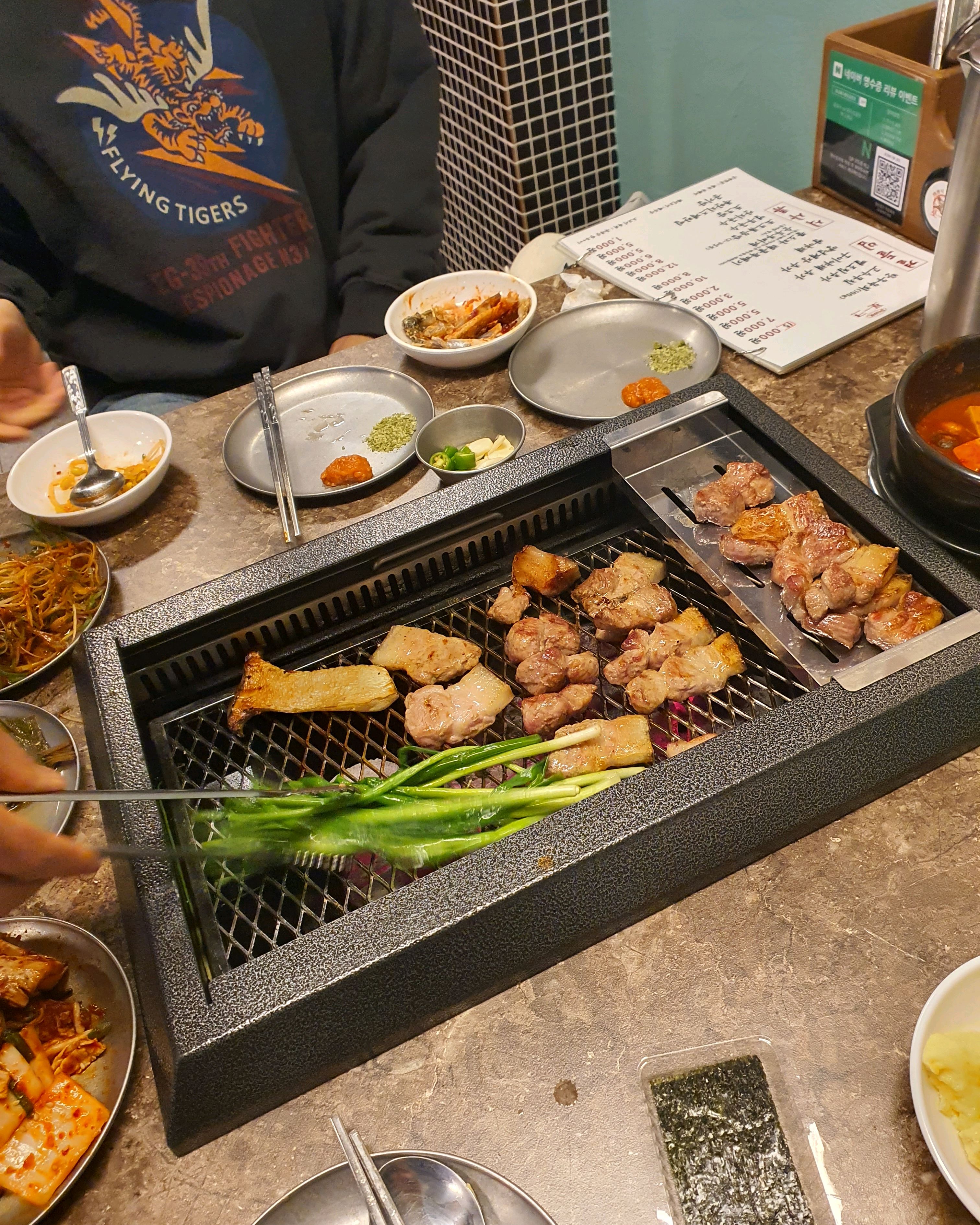 가족이 와서 식사했는데 고기를 맛있게 구워주시니 더  편하게 먹었습니다.  번창하세요  아